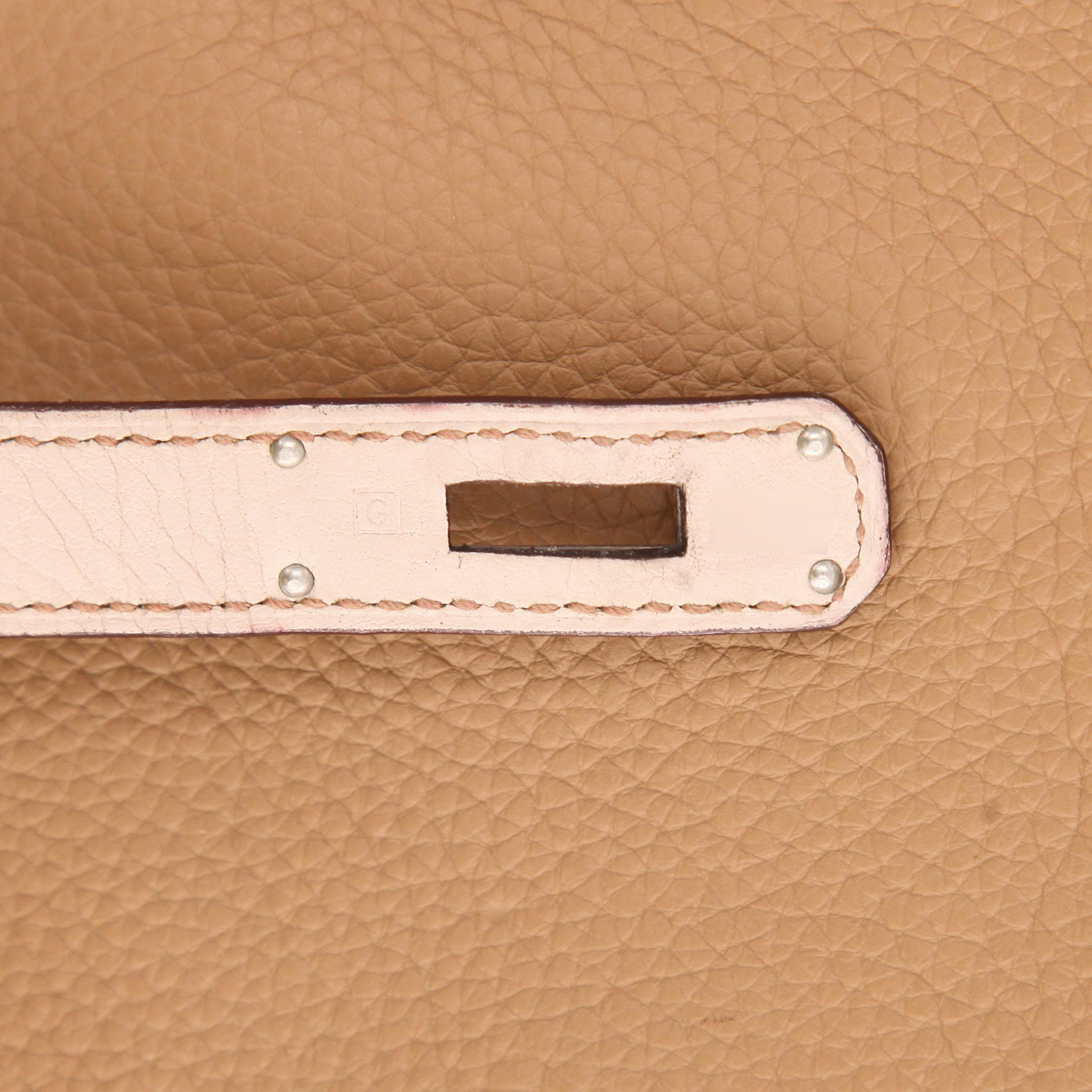 Hermès  Kelly 35 cm handbag  in brown and beige togo leather - Detail D4