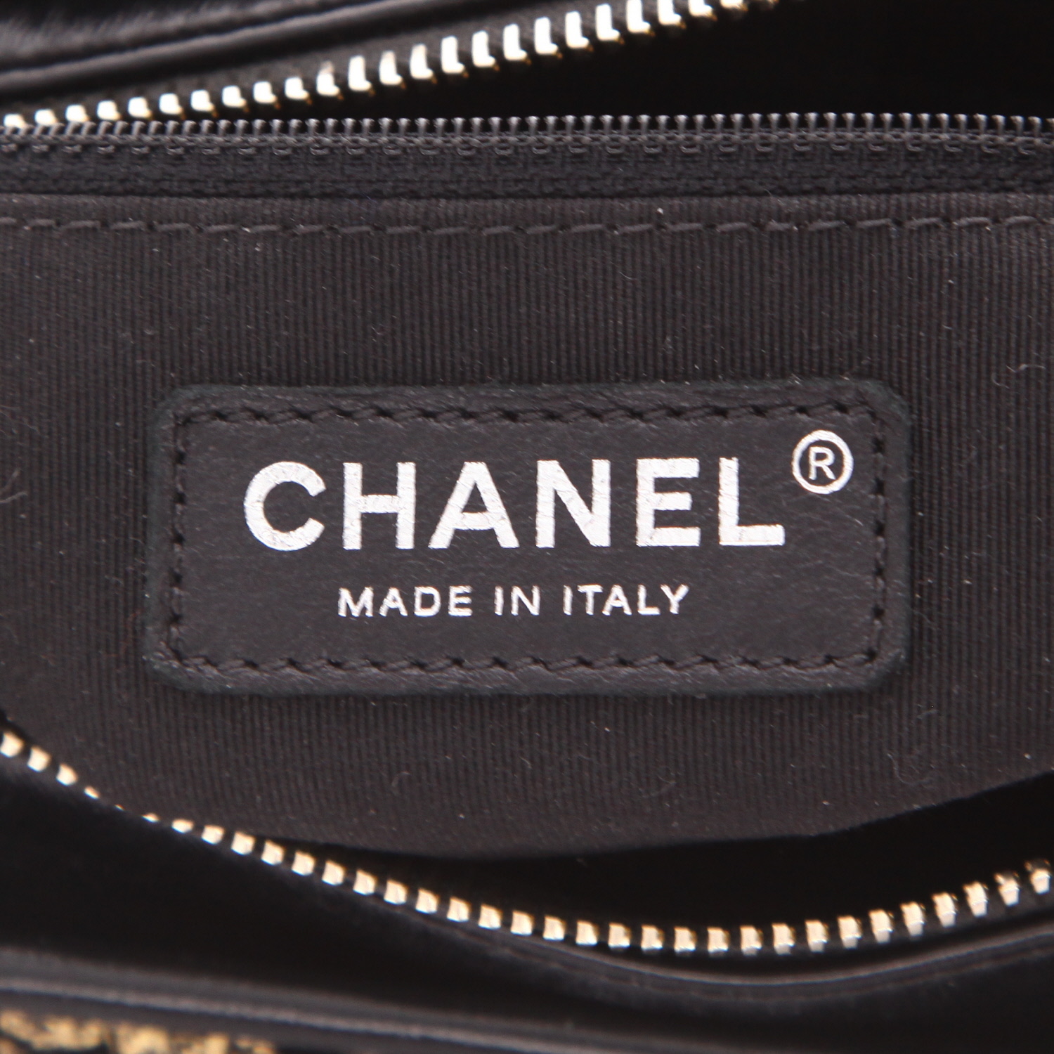 Sac bandoulière Chanel  Gabrielle  petit modèle  en toile dorée et cuir noir - Detail D2