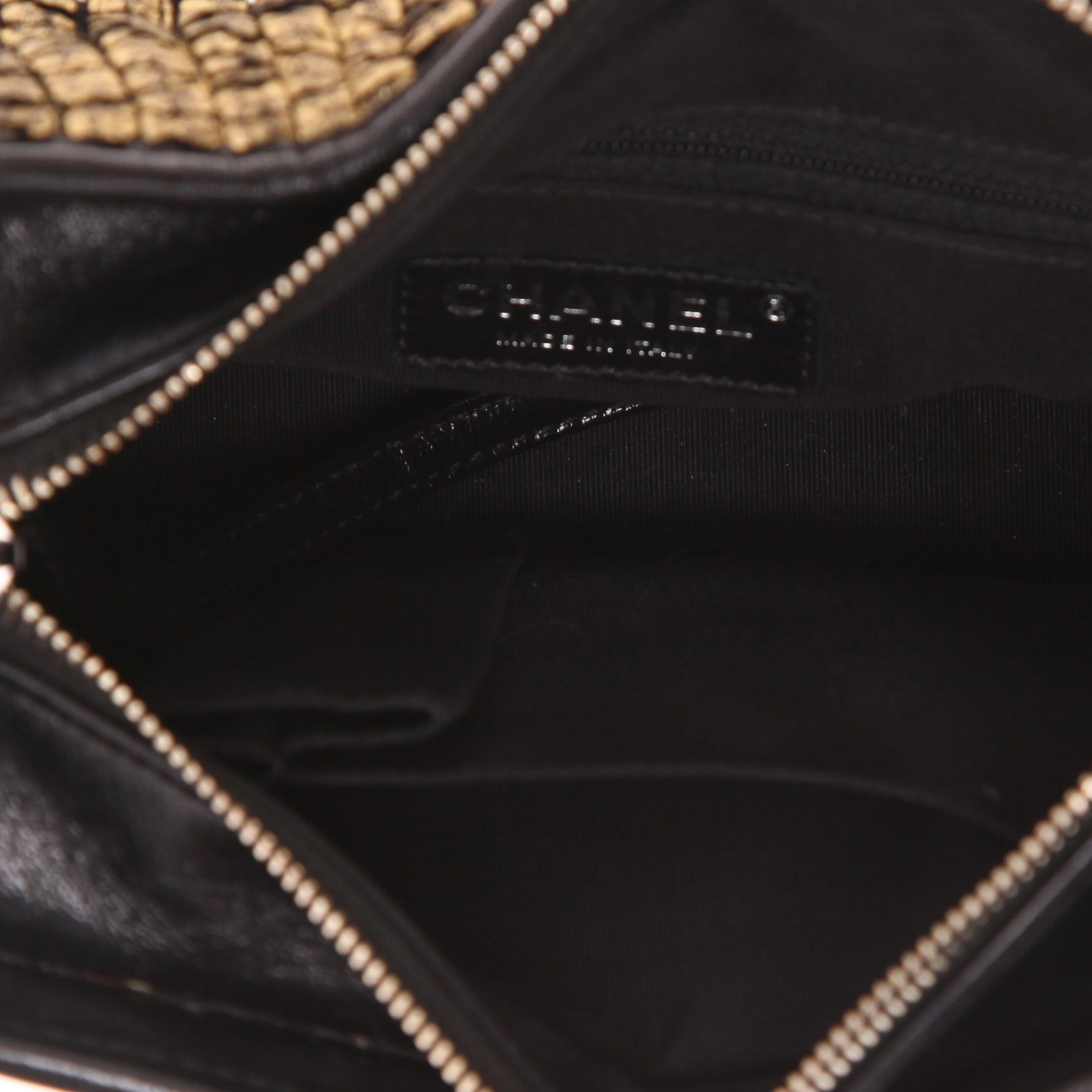 Bolso bandolera Chanel  Gabrielle  modelo pequeño  en lona dorada y cuero negro - Detail D3