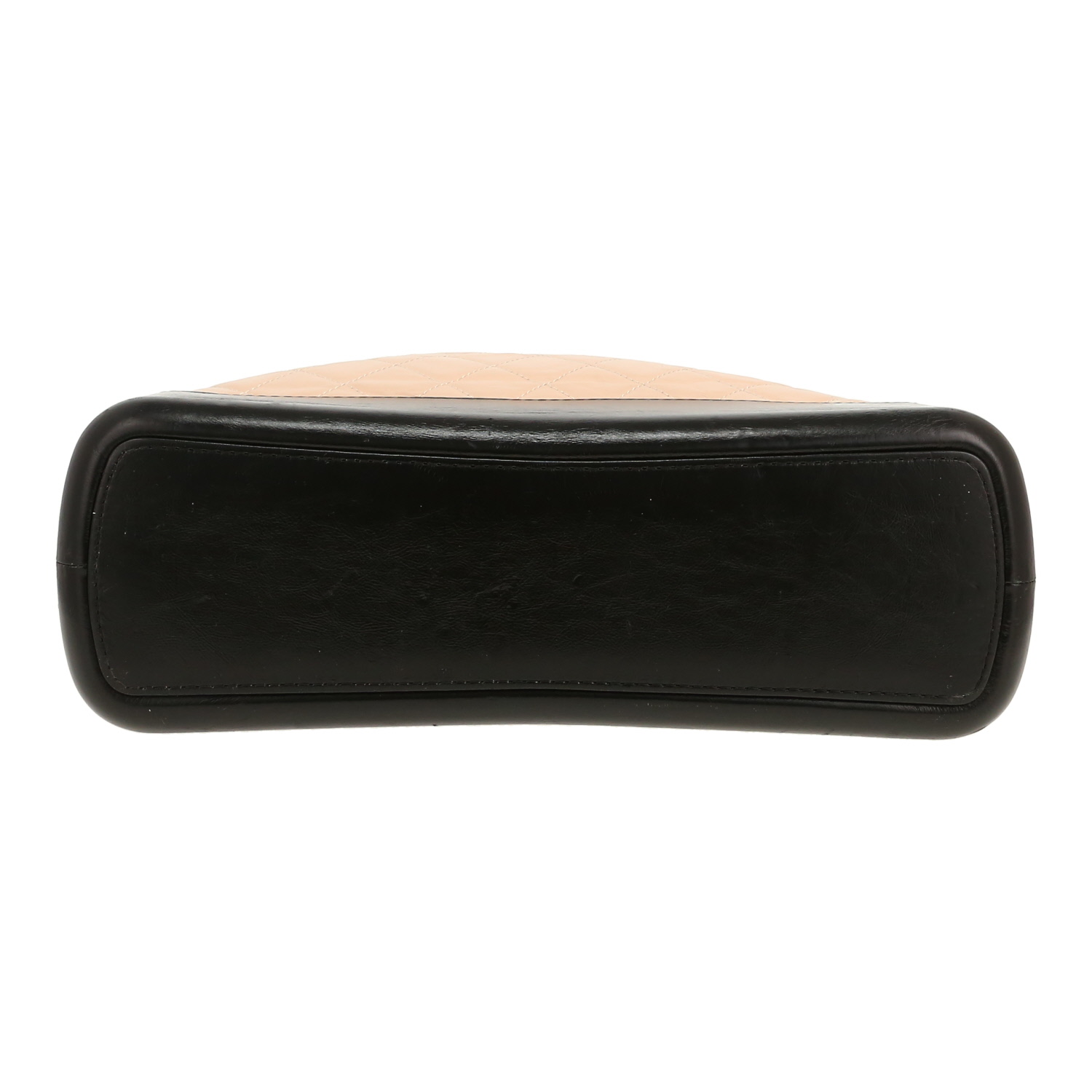 Bolso de mano Chanel  Gabrielle  en cuero acolchado beige y cuero negro - Detail D1