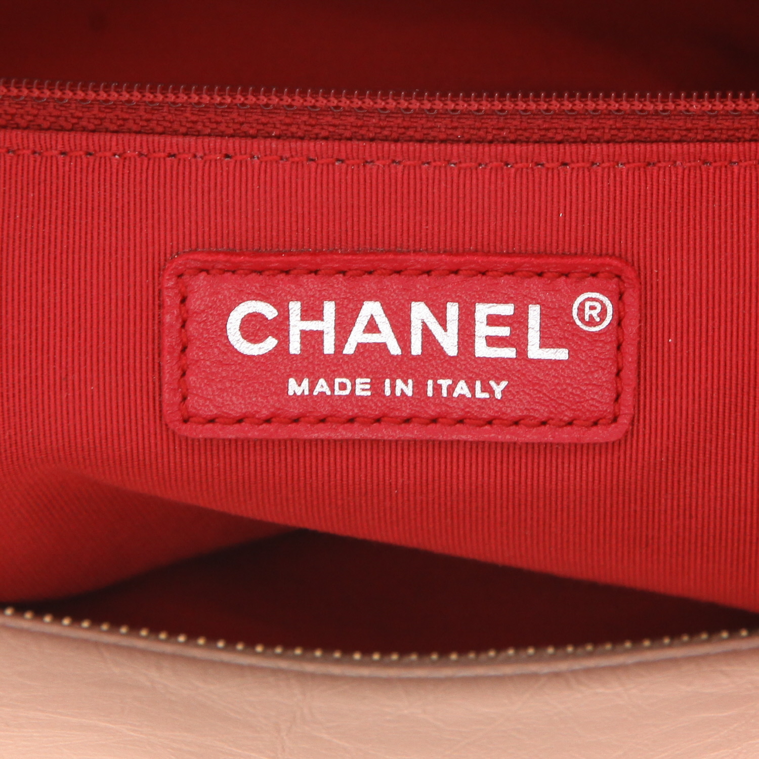 Bolso de mano Chanel  Gabrielle  en cuero acolchado beige y cuero negro - Detail D2