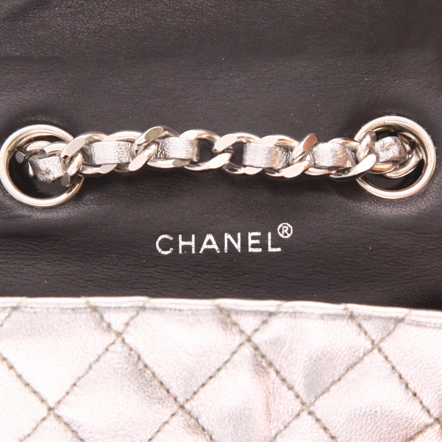 Chanel  Timeless Extra Mini key-ring  in silver quilted leather - Detail D2