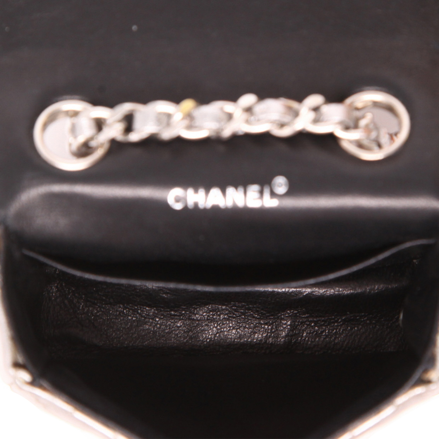 Chanel  Timeless Extra Mini key-ring  in silver quilted leather - Detail D3