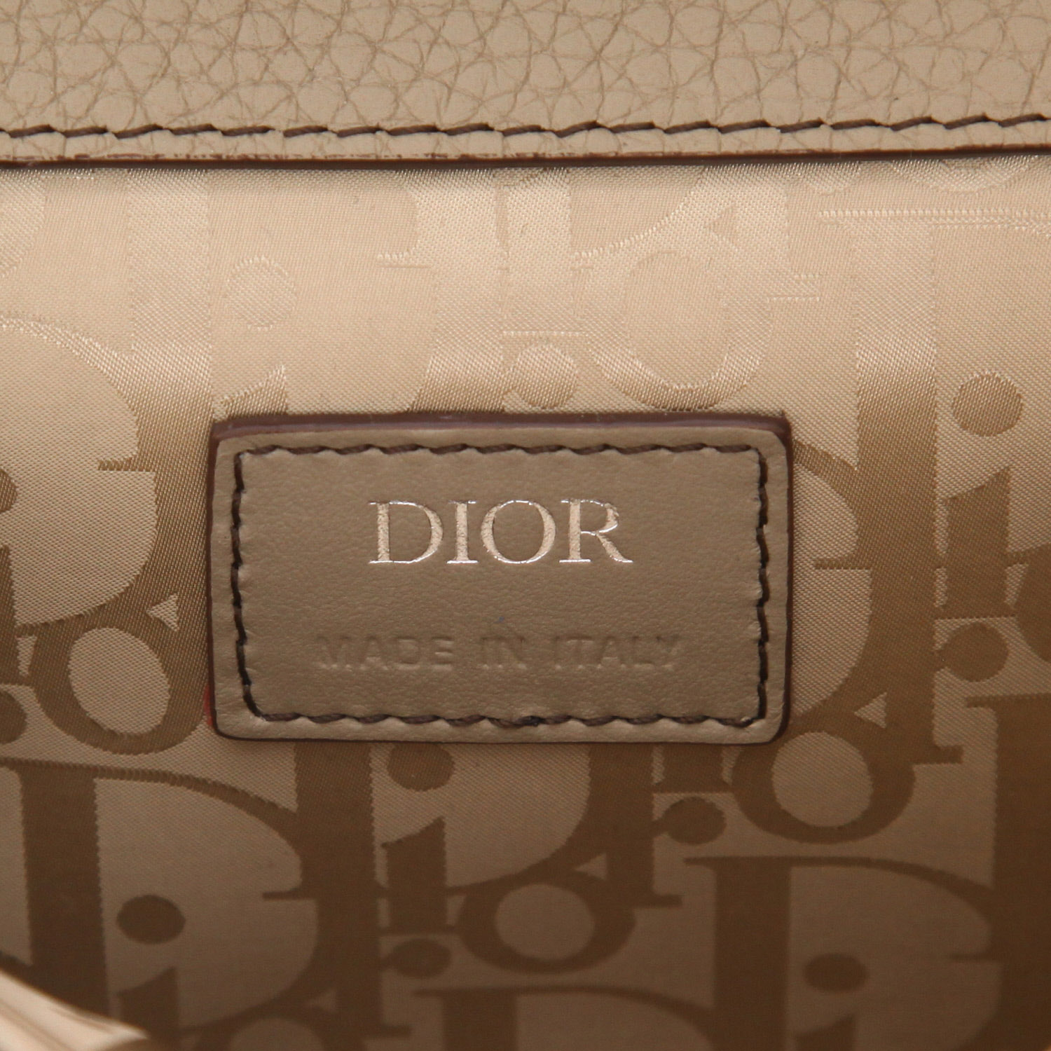 Bolso bandolera Dior  Gallop en cuero granulado color topo - Detail D2