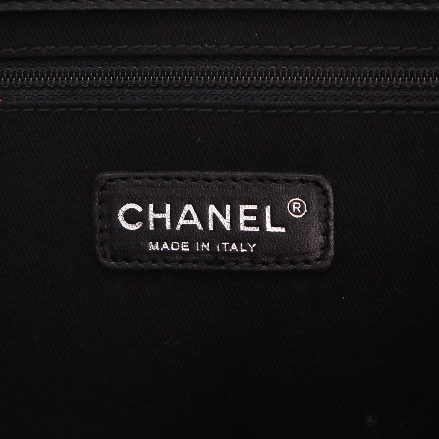 Sac à main Chanel  2.55 en cuir matelassé noir - Detail D2