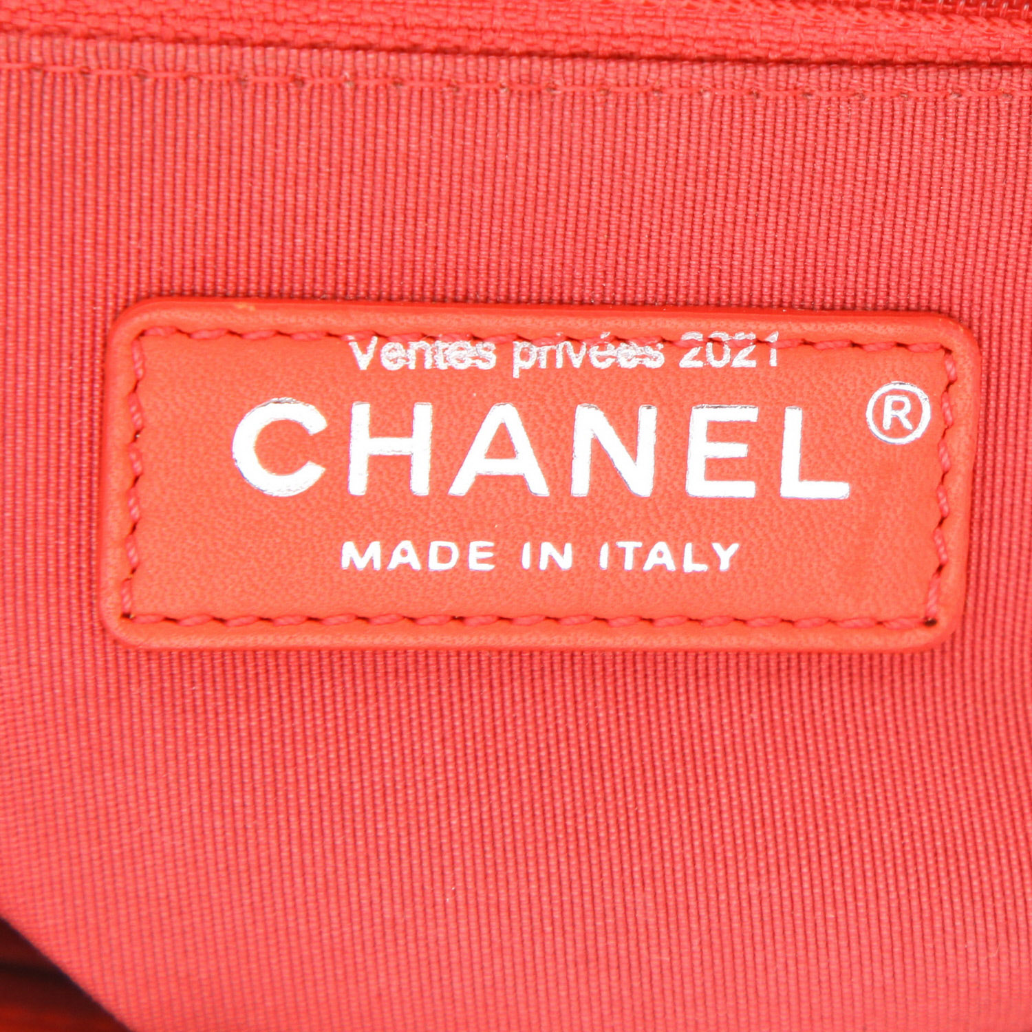 Sac bandoulière Chanel  Boy en cuir matelassé chevrons rouge-orangé - Detail D2