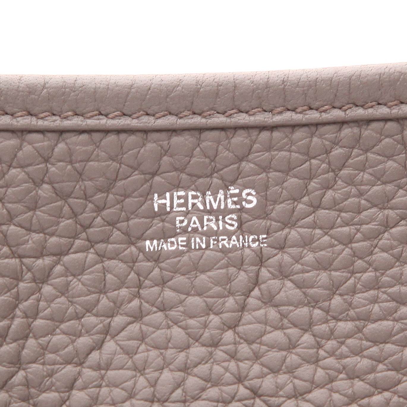 Borsa a tracolla Hermès  Evelyne 29 cm in pelle togo grigia - Detail D2