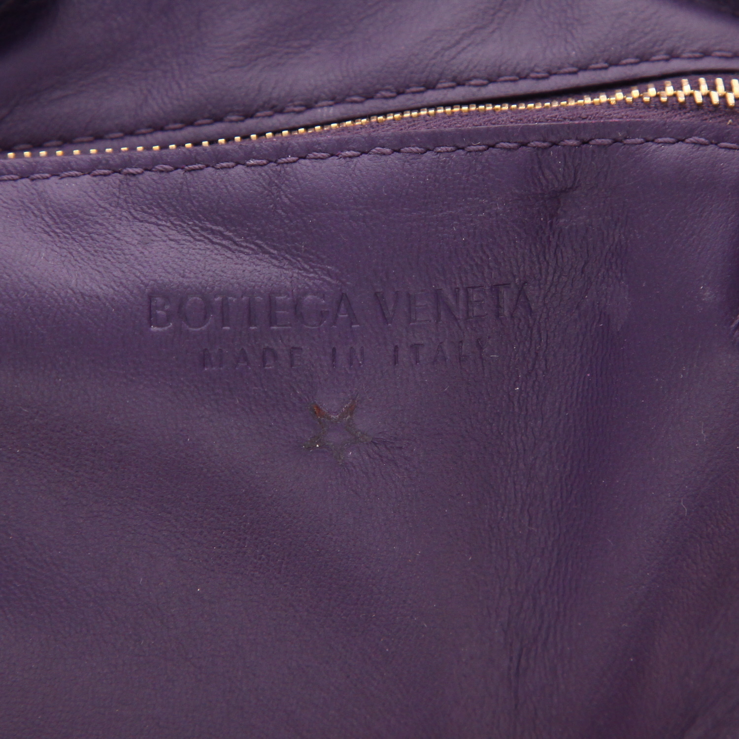 Bolso bandolera Bottega Veneta  Padded Cassette en charol trenzado violeta - Detail D2