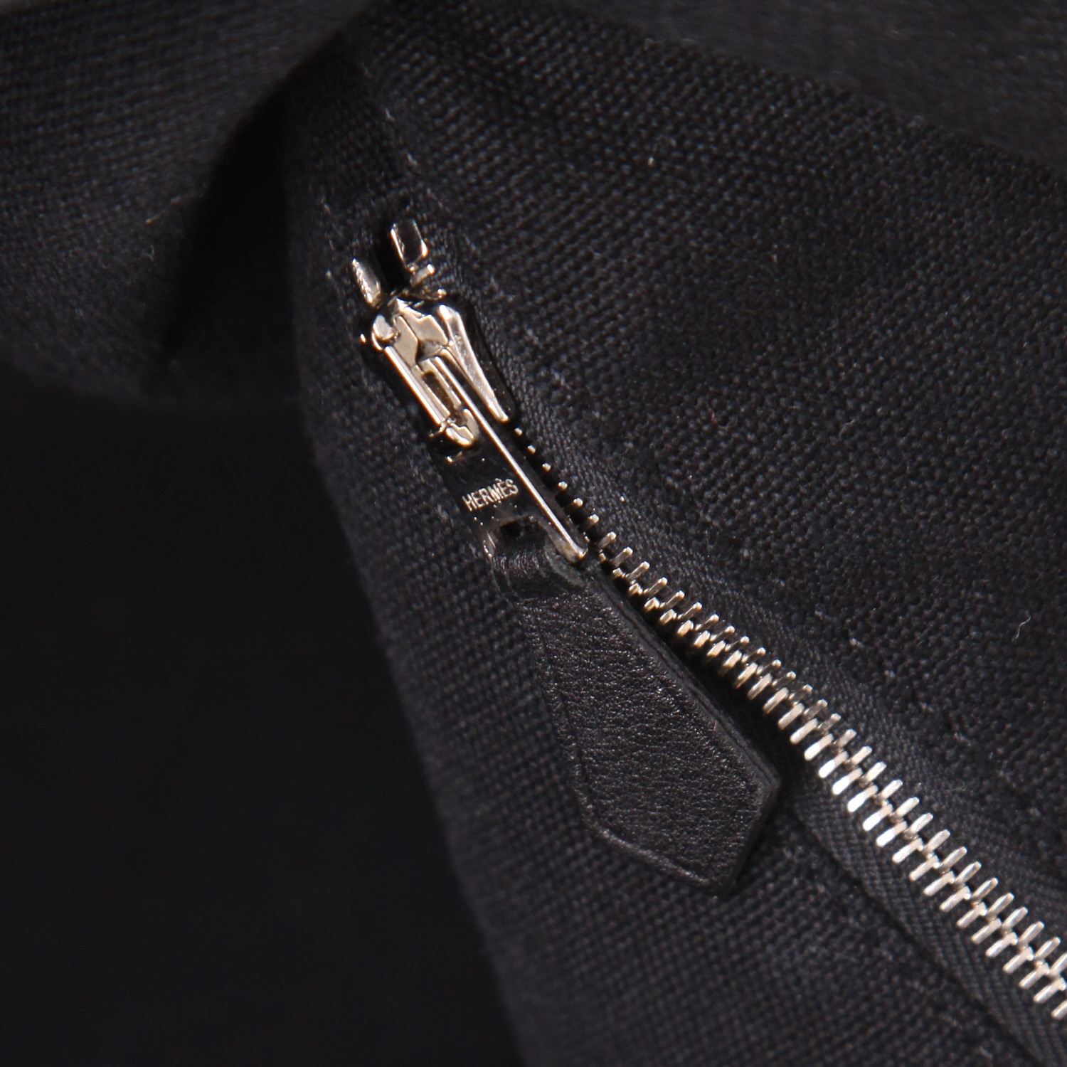 Sac cabas Hermès  Toto Bag - Shop Bag en toile noire et cuir noir - Detail D3