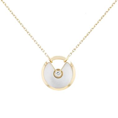 Collana Cartier Amulette modello piccolo in oro giallo, madreperla e diamante Collana Cartier Amulette modello piccolo in oro giallo, madreperla e diamante