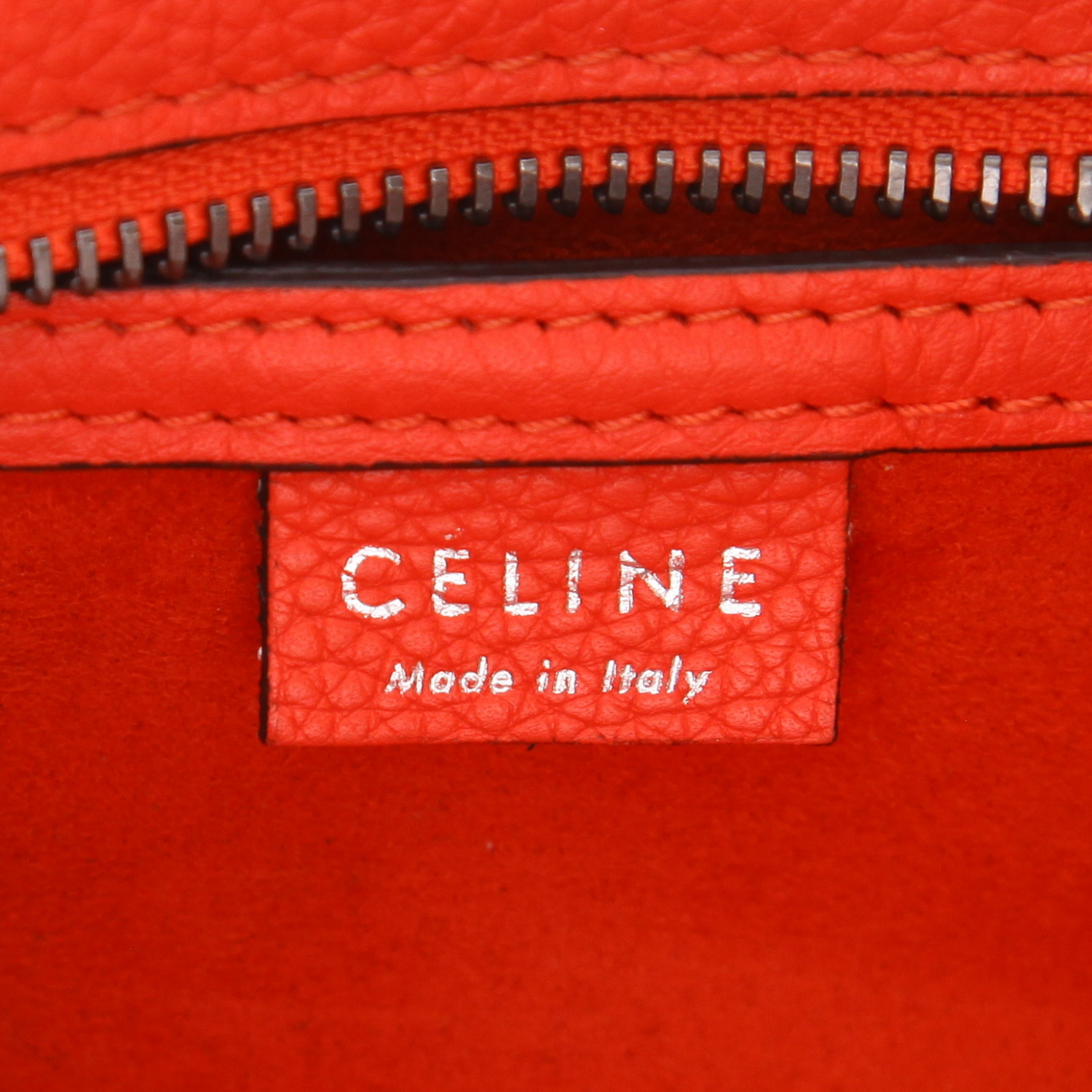 Celine  Luggage Nano shoulder bag  in red grained leather - Detail D2