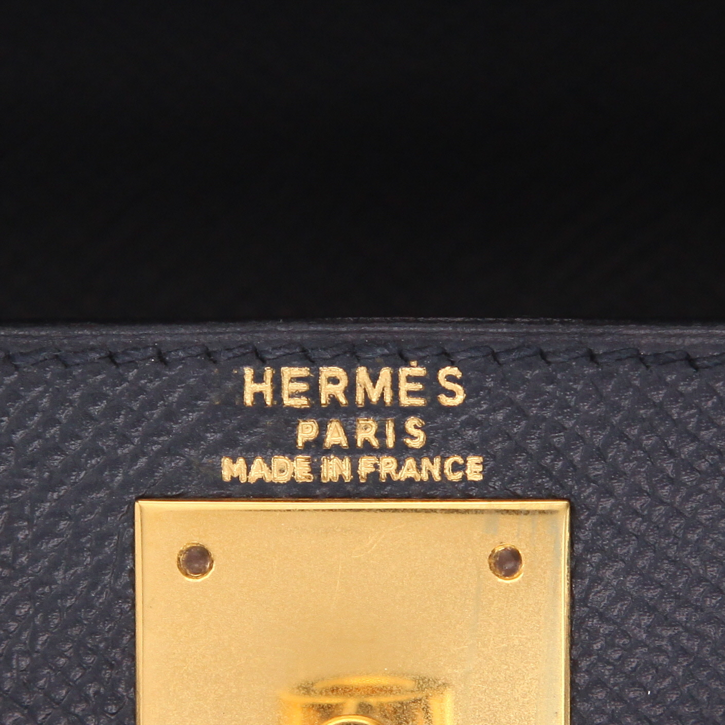 Sac à main Hermès  Kelly 28 cm en cuir Courchevel bleu-marine - Detail D2