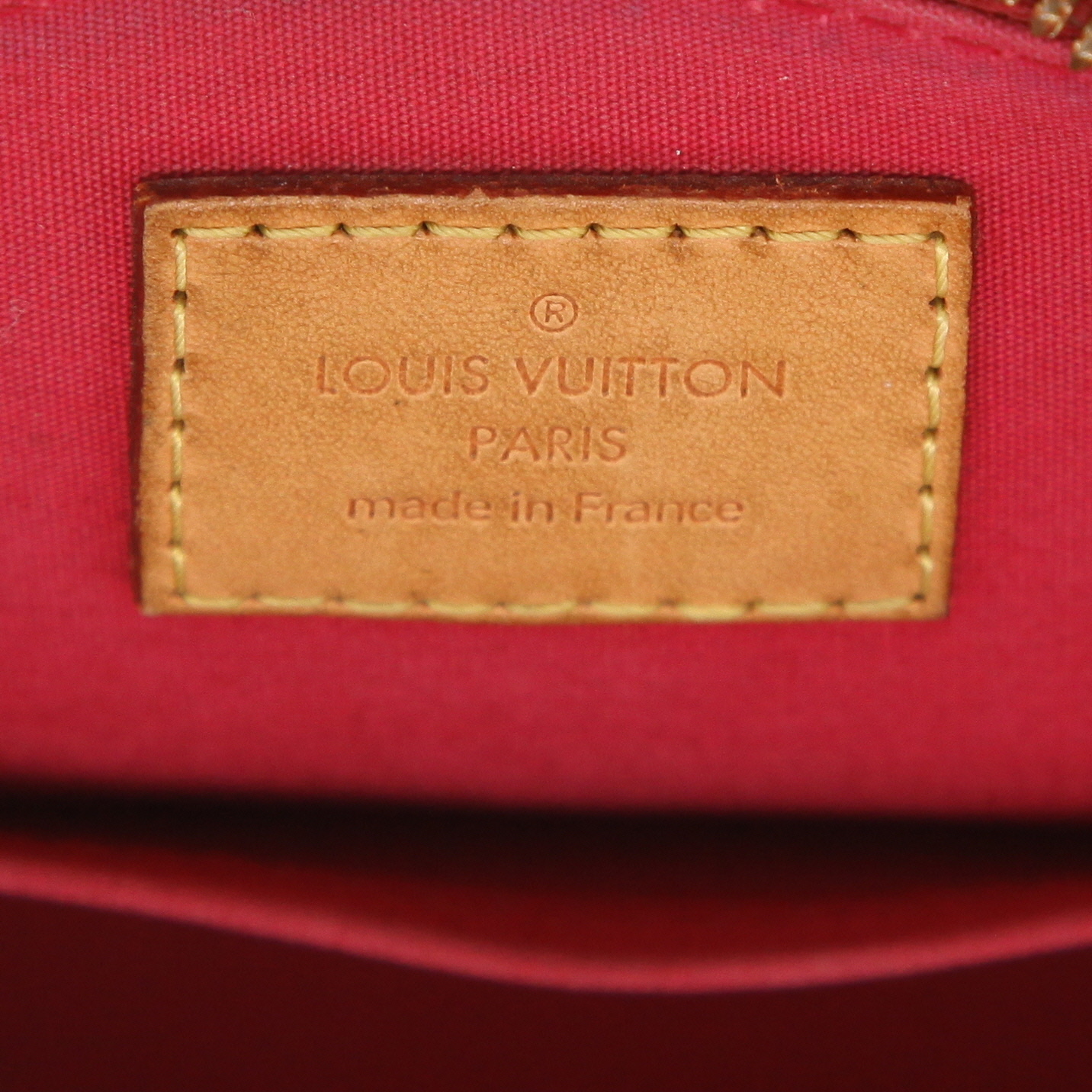 Sac bandoulière Louis Vuitton  Alma BB en cuir verni monogram rouge - Detail D2