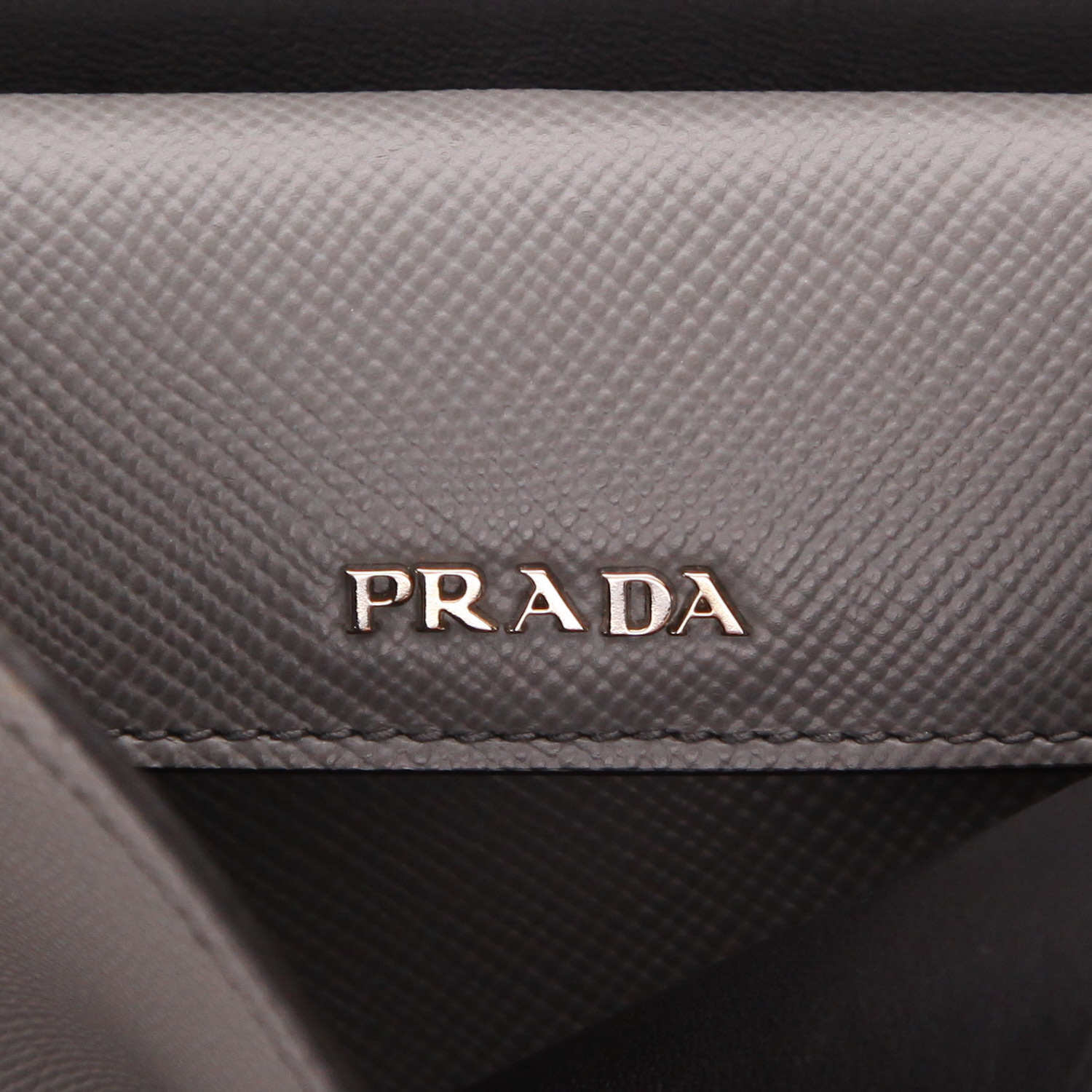 Borsa a tracolla Prada   in pelle saffiano grigia - Detail D2