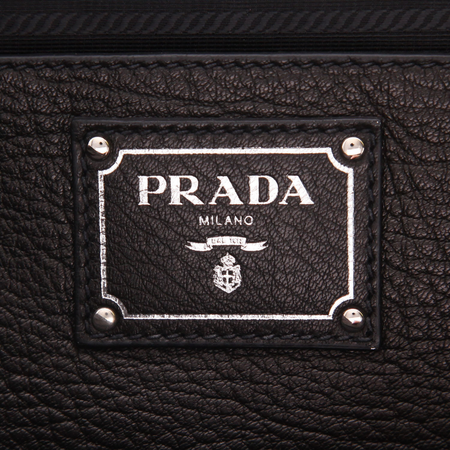 Sac à main Prada  Vitello en cuir grainé noir - Detail D2