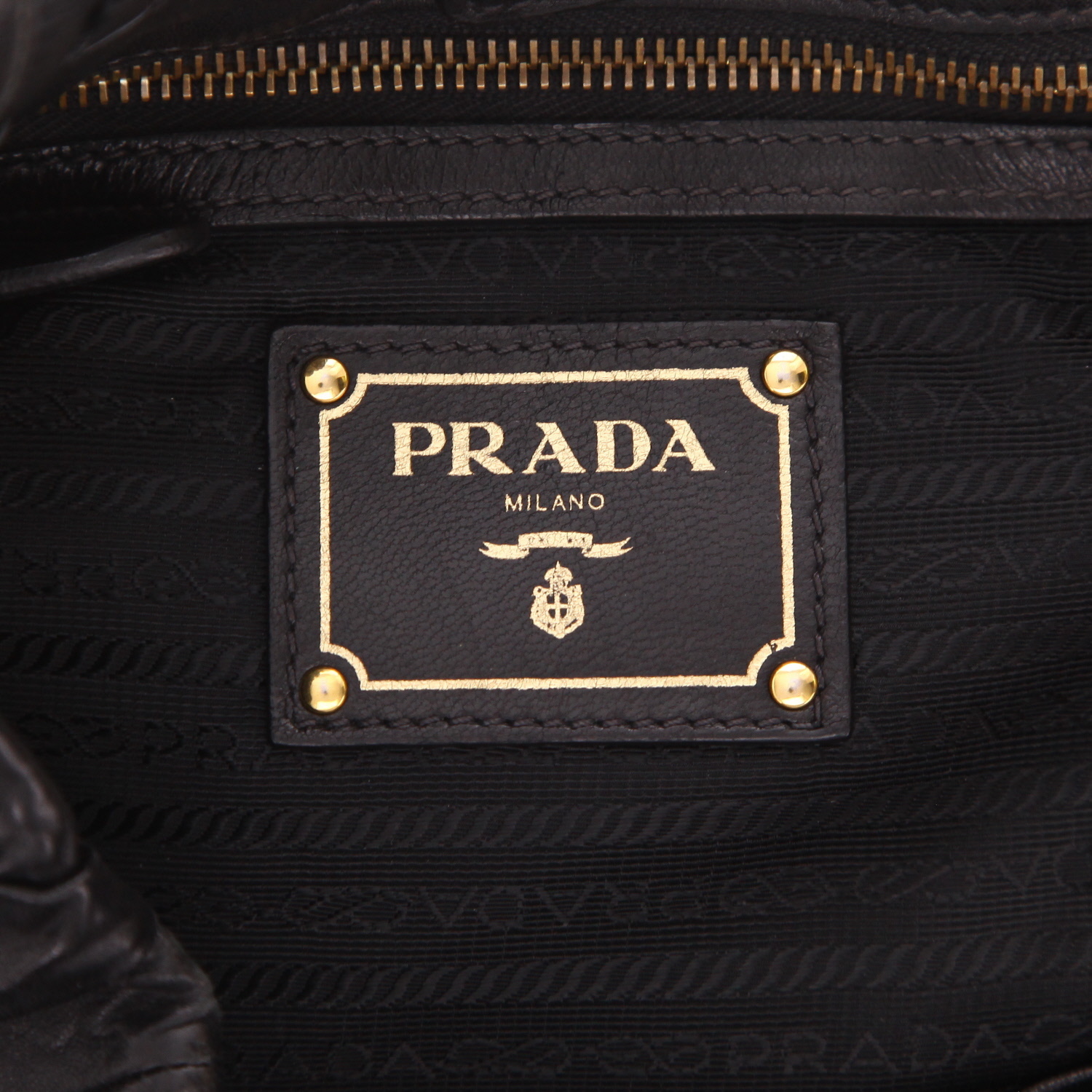 Prada   handbag  in black leather - Detail D2