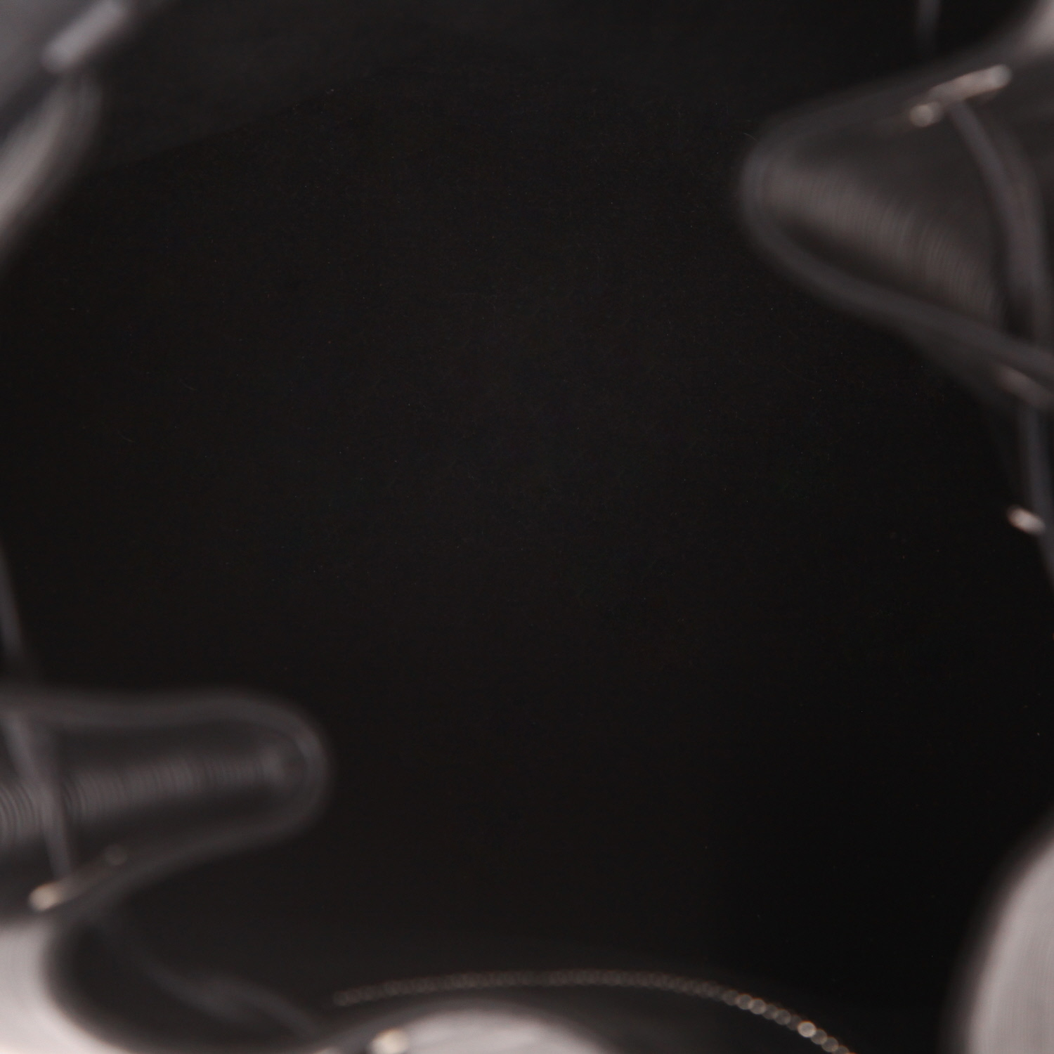 Louis Vuitton  Noé handbag  in black epi leather - Detail D3