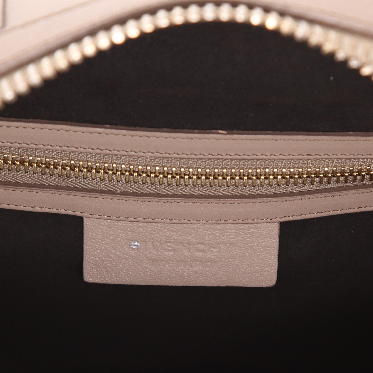 Bolso de mano Givenchy  Lucrezia en cuero color topo - Detail D2