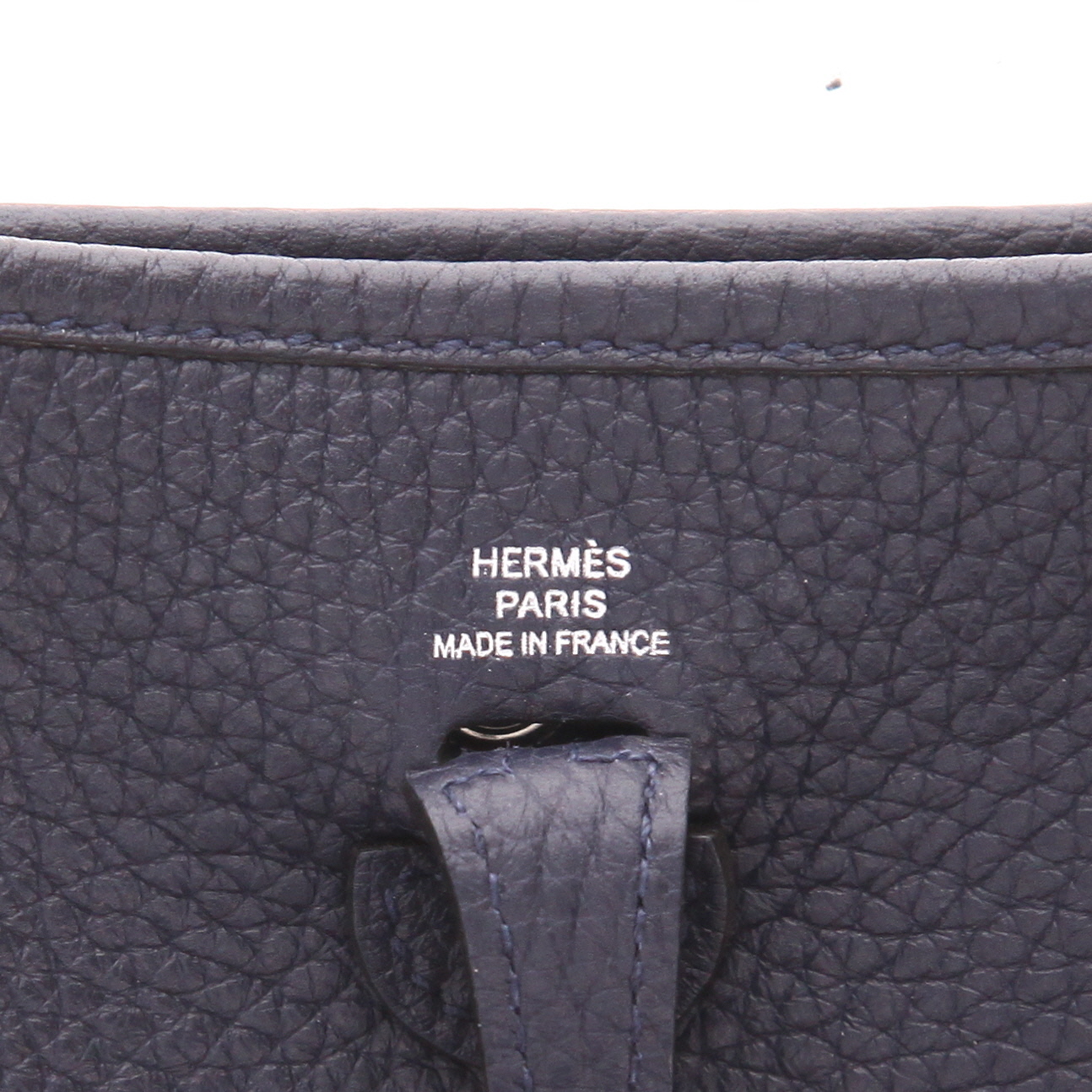 Bolso bandolera Hermès  Mini Evelyne en cuero taurillon clémence azul marino - Detail D2