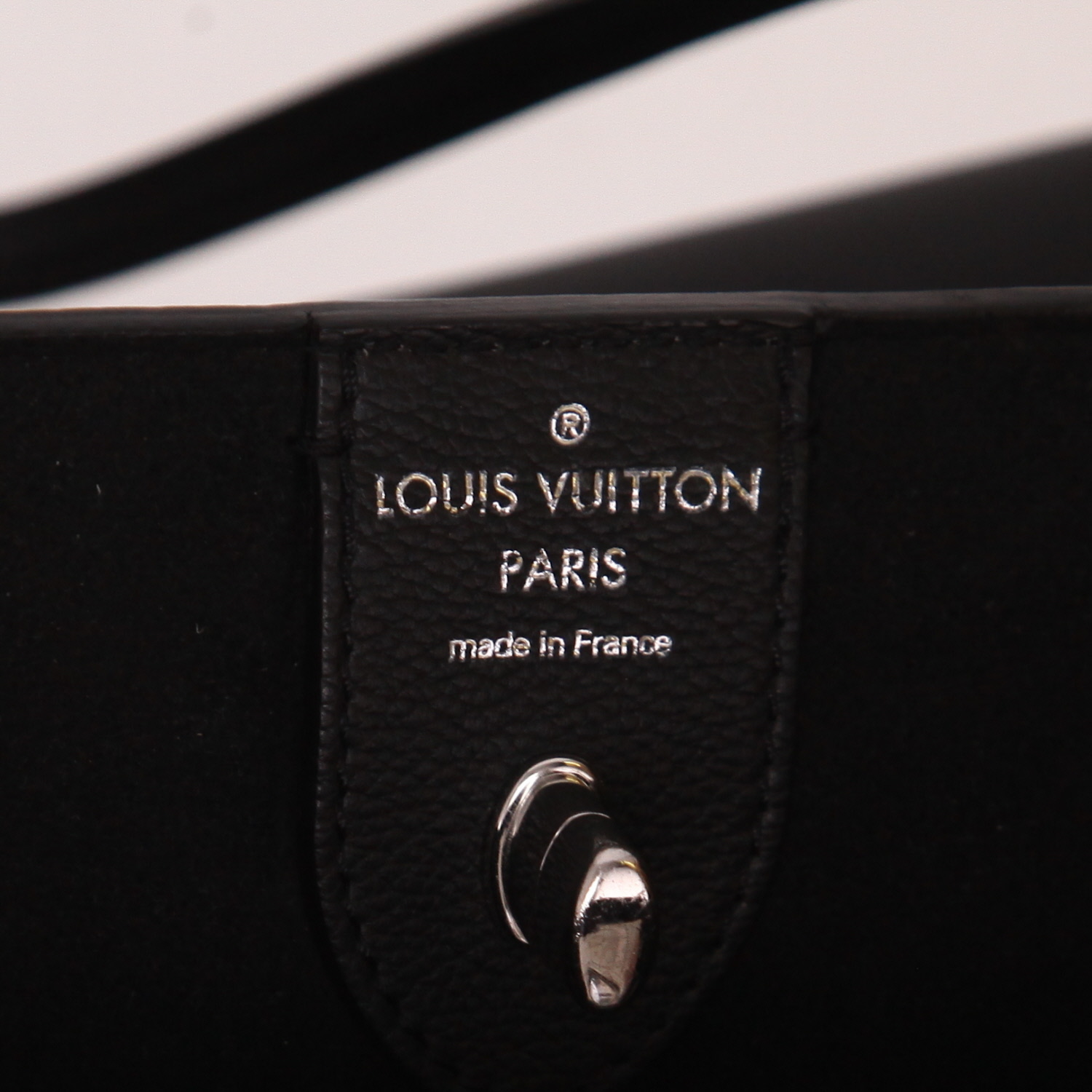 Shopping bag Louis Vuitton  Lockme in pelle martellata nera - Detail D2