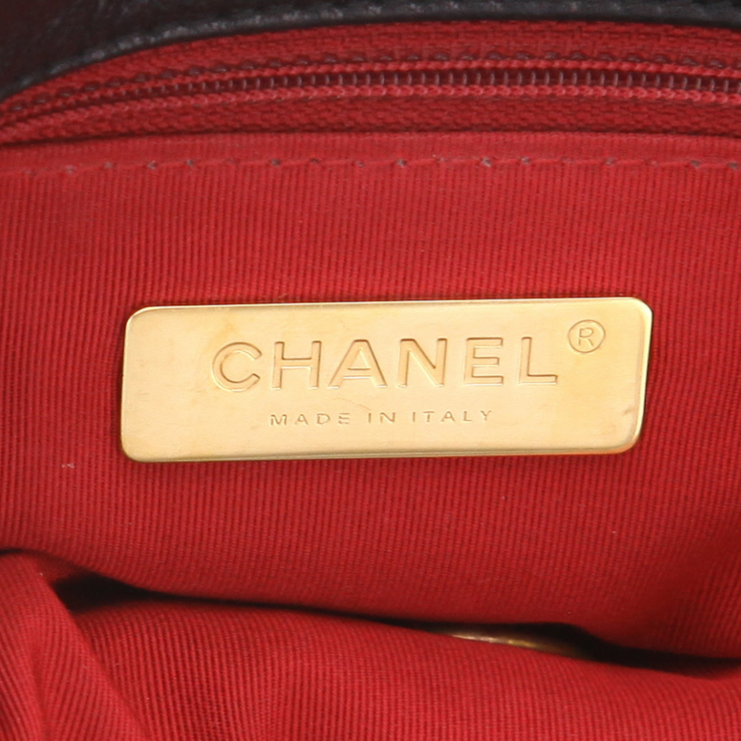 Chanel  19 medium model  shoulder bag  in black quilted leather - Detail D2