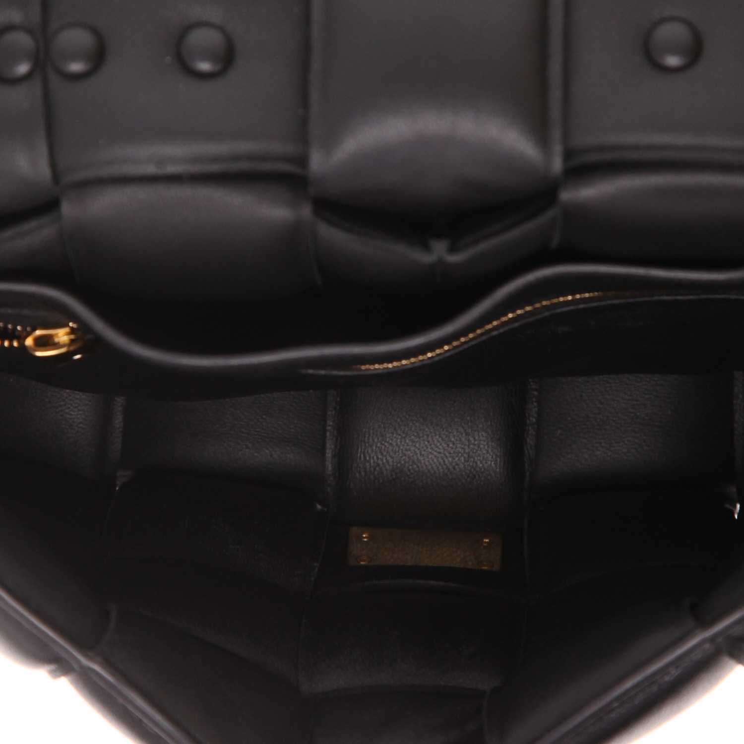 Bottega Veneta  Padded Cassette shoulder bag  in black intrecciato leather - Detail D3