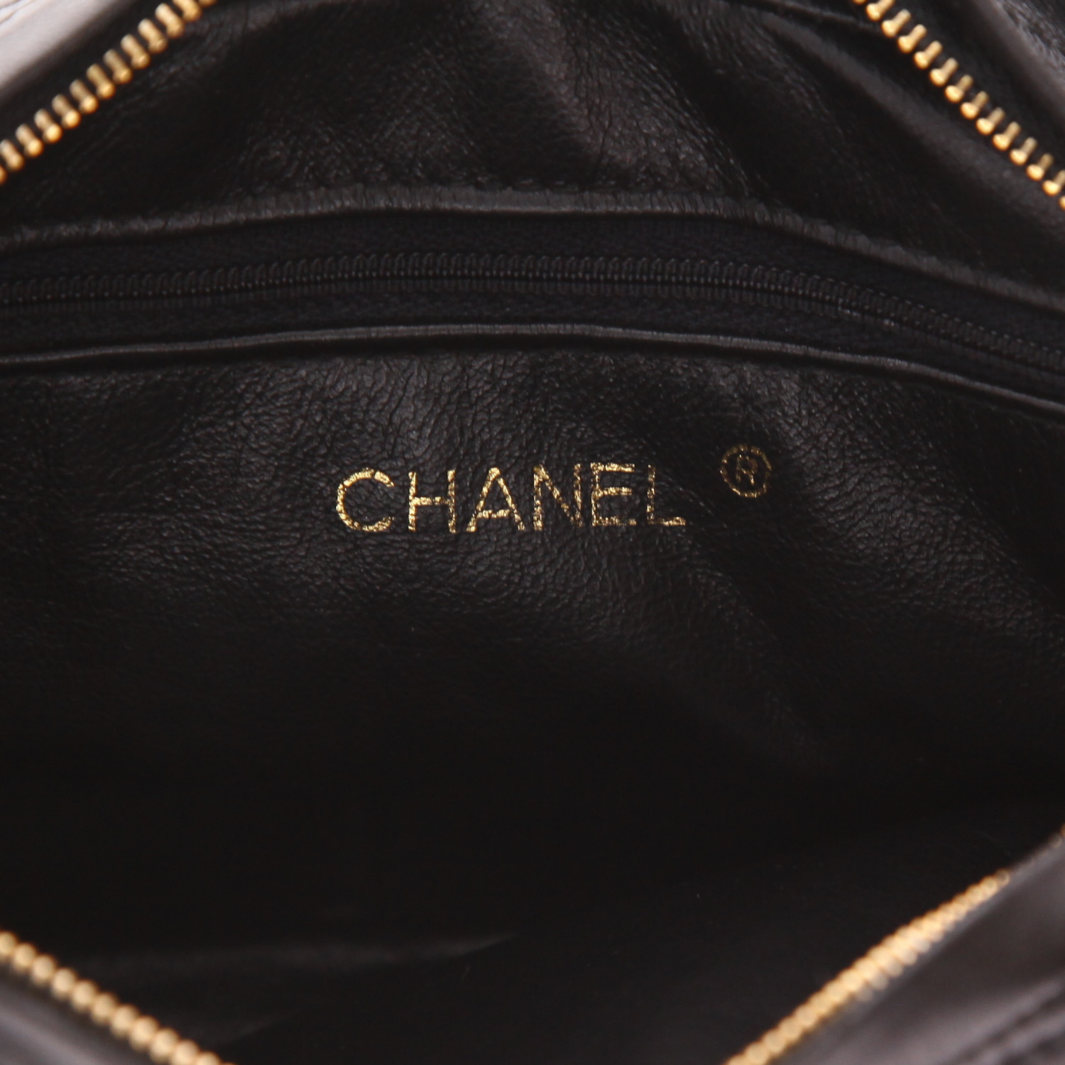 Sac bandoulière Chanel  Camera en cuir matelassé noir - Detail D2