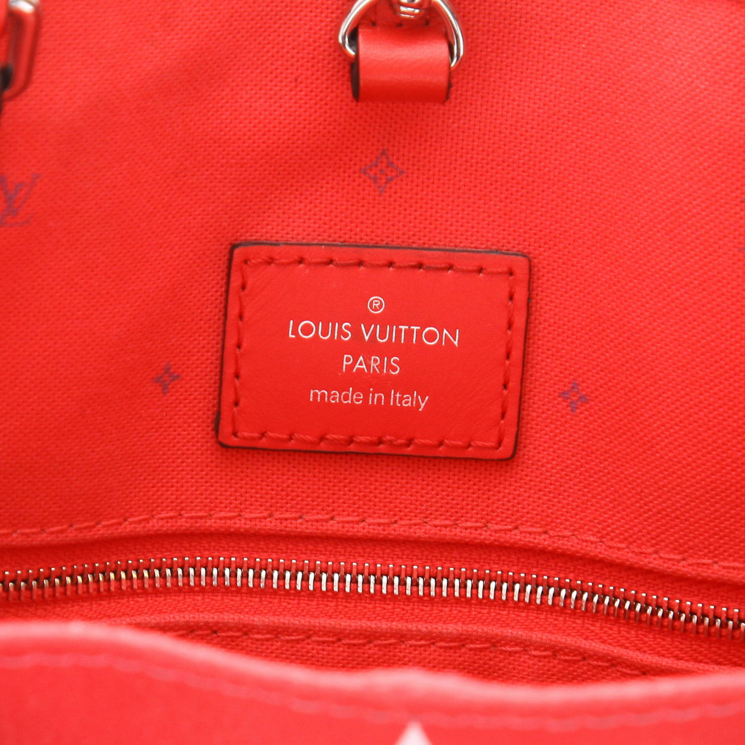 Bolso Cabás Louis Vuitton  Onthego en lona Monogram dos tonos roja y rosa y cuero rojo - Detail D2