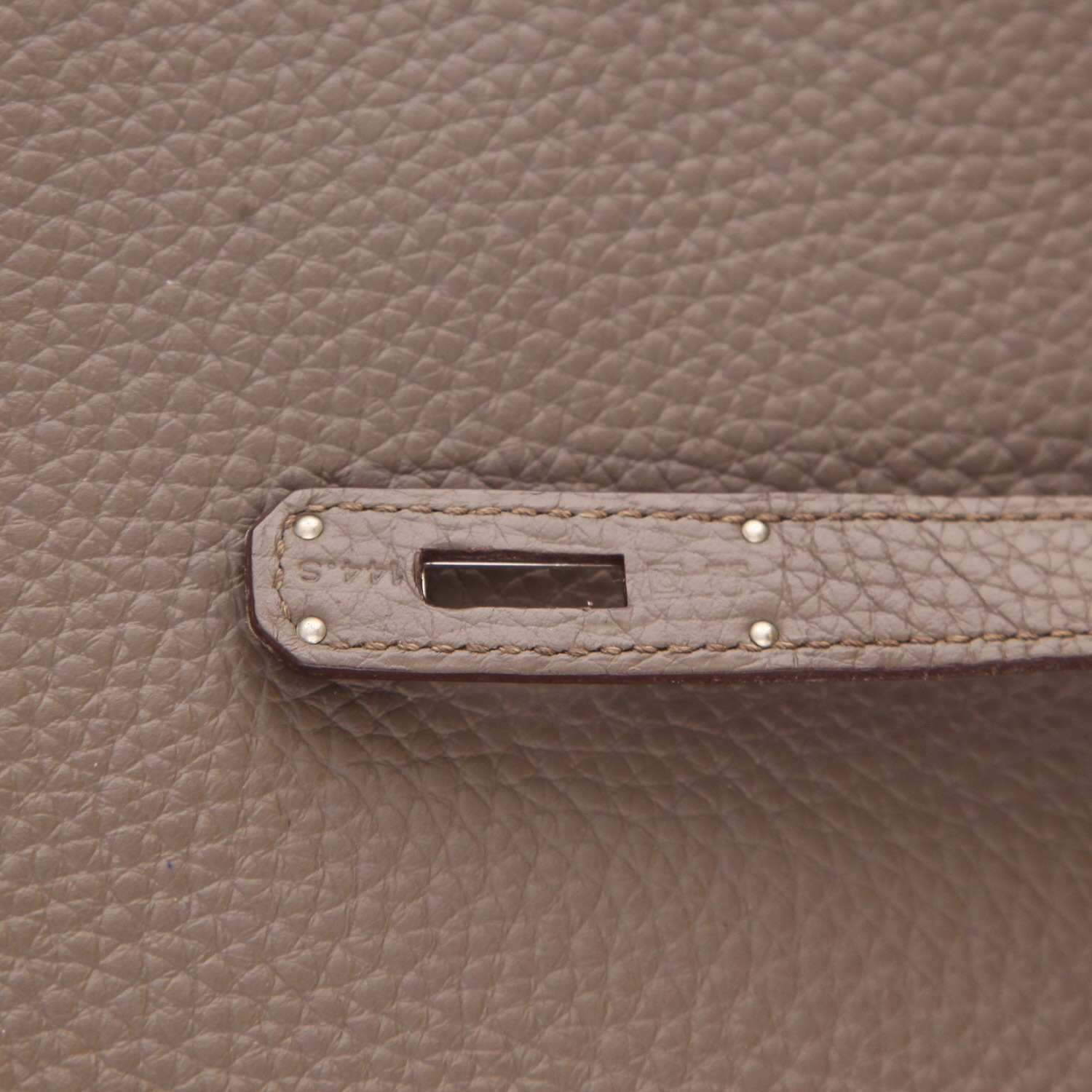 Bolso de mano Hermès  Kelly 35 cm en cuero togo gris - Detail D4