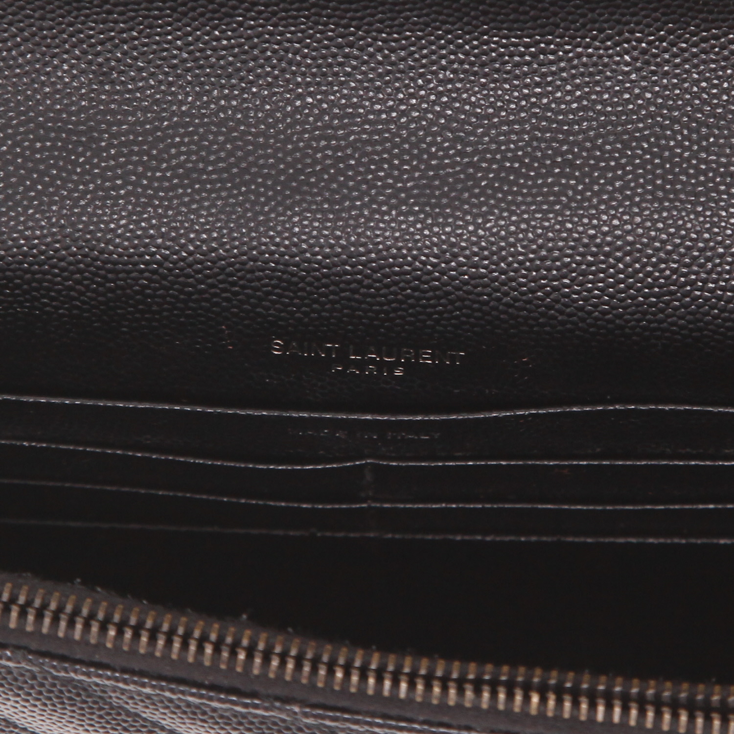 Bolso bandolera Saint Laurent  Cassandre Envelope Chain Wallet en cuero granulado acolchado negro - Detail D2