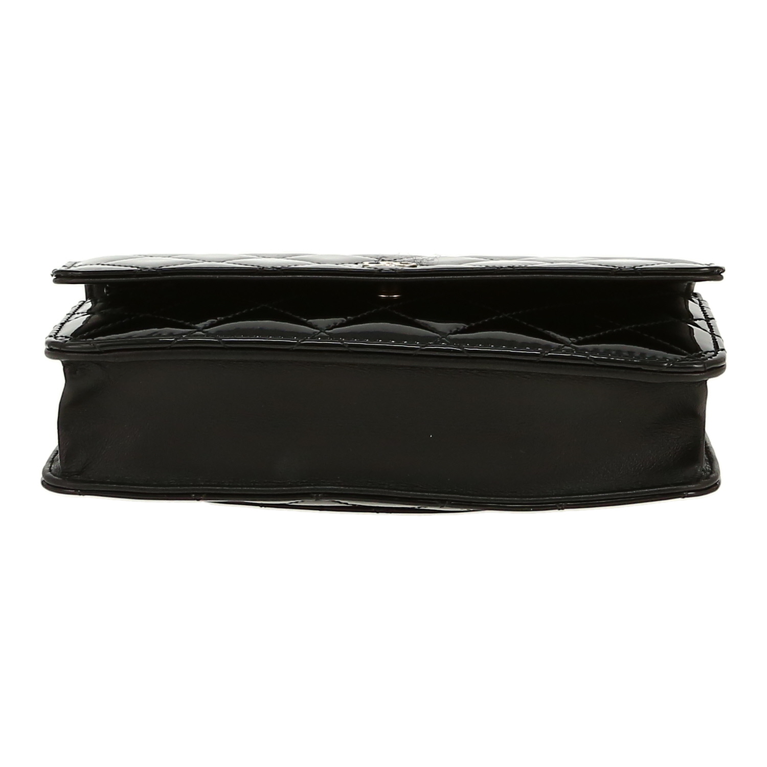 Bolso bandolera Chanel  Wallet on Chain en charol acolchado negro - Detail D1