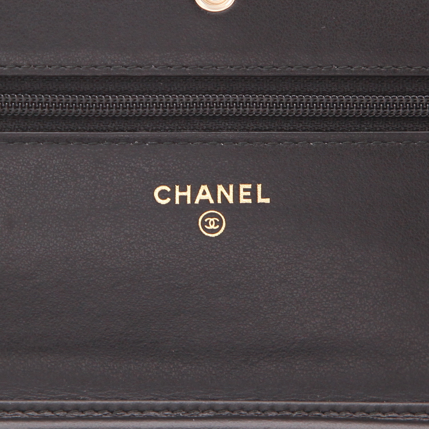 Sac bandoulière Chanel  Wallet on Chain en cuir verni matelassé noir - Detail D2