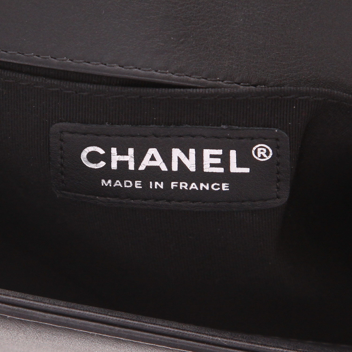 Sac bandoulière Chanel  Boy en cuir matelassé noir - Detail D2