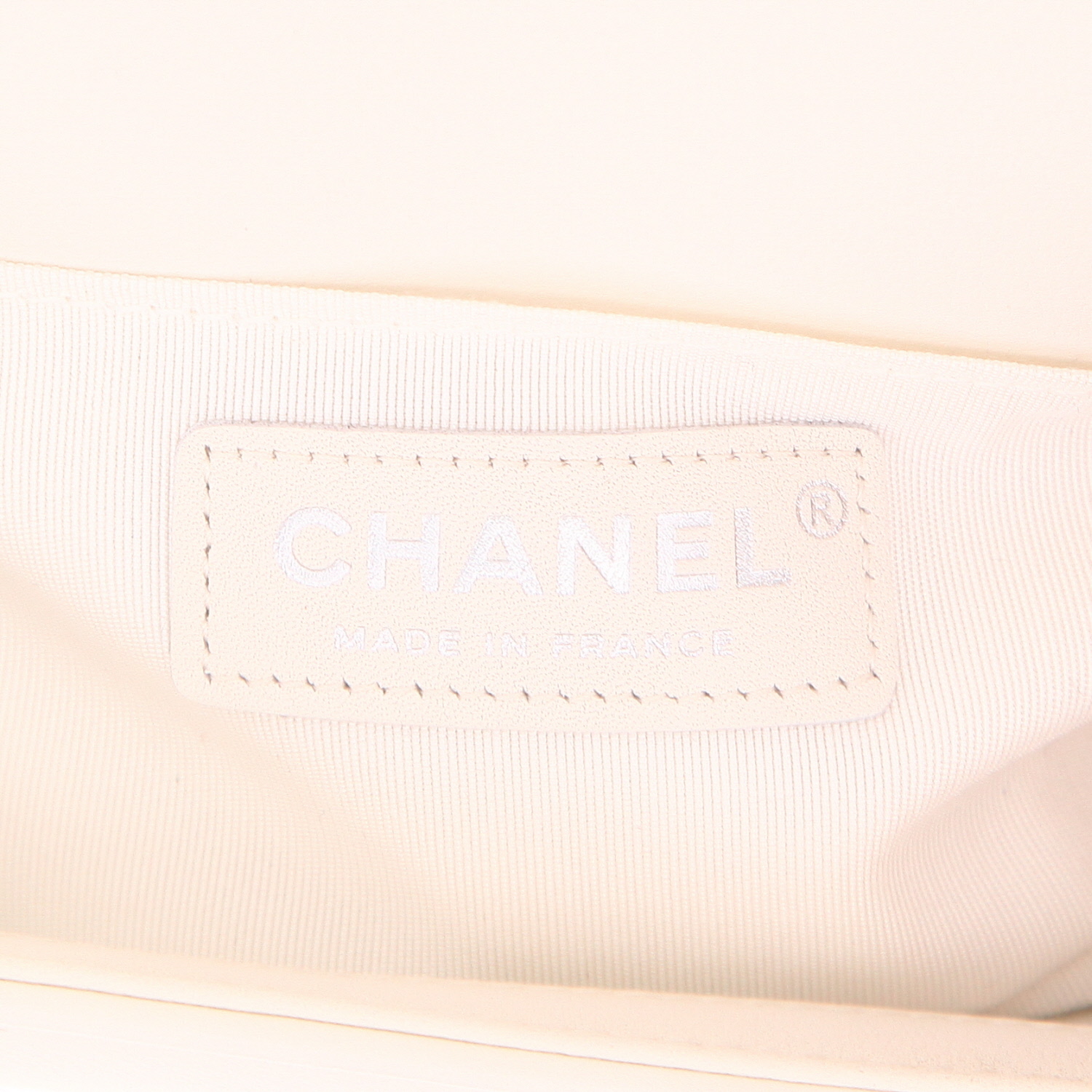 Bolso bandolera Chanel  Boy en cuero acolchado blanco - Detail D2