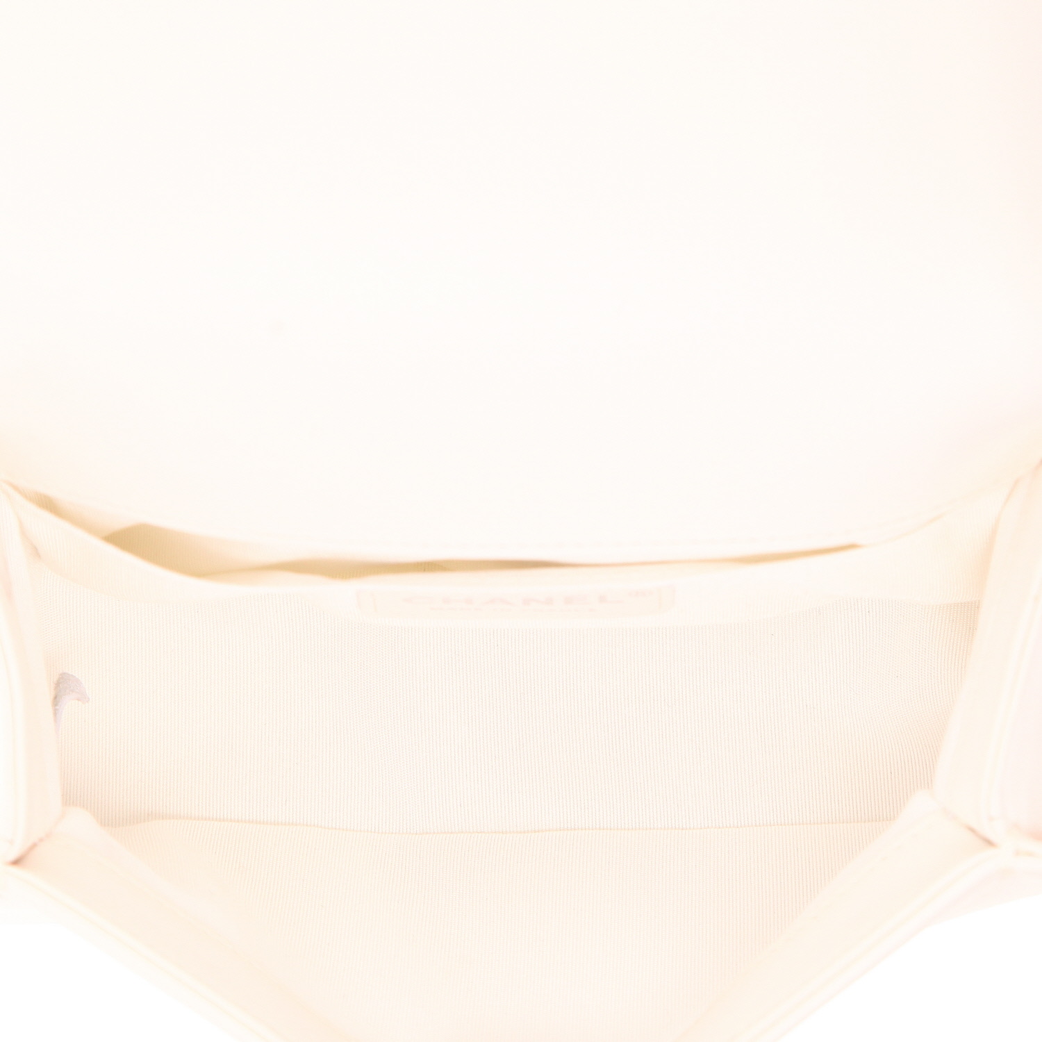 Bolso bandolera Chanel  Boy en cuero acolchado blanco - Detail D3