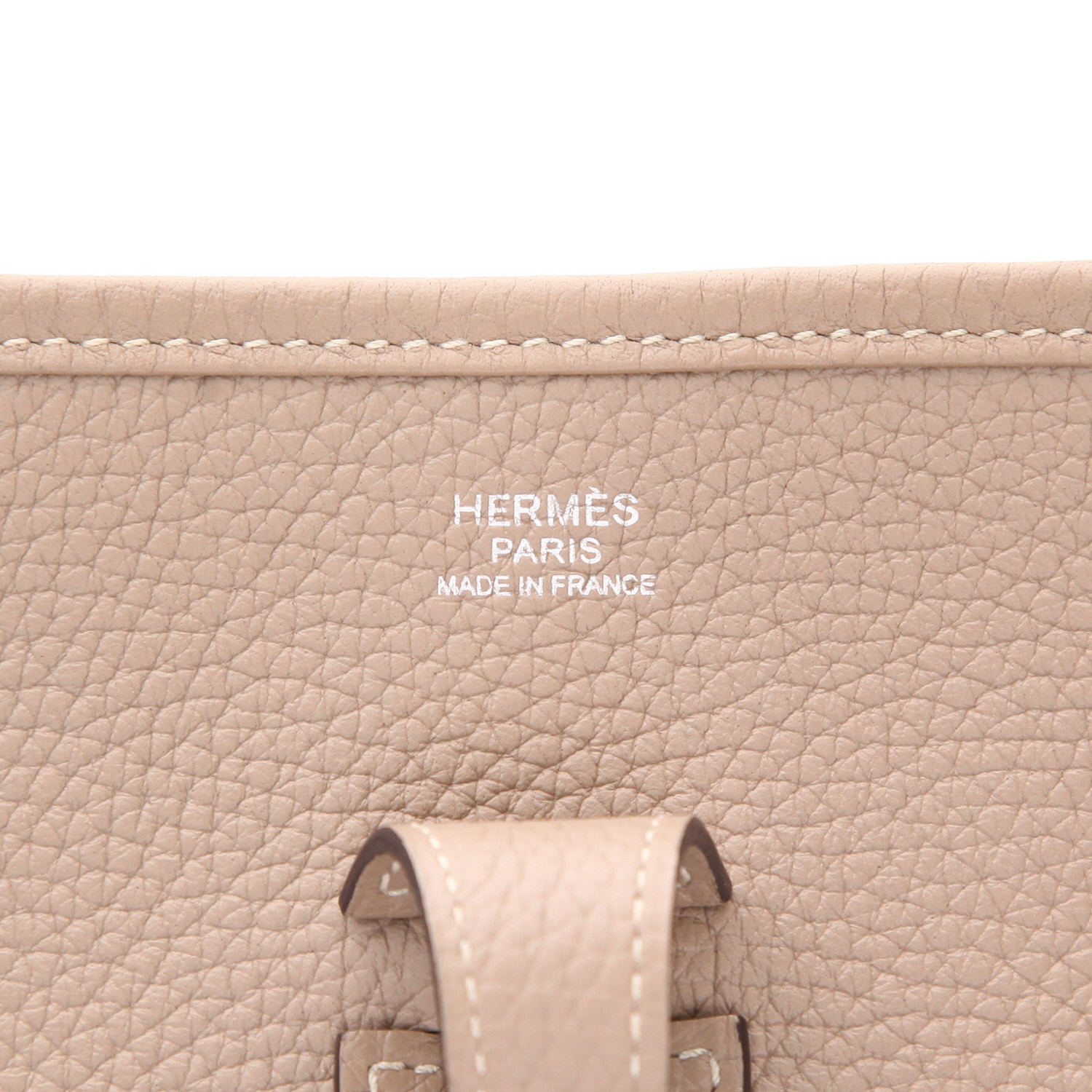 Hermès  Evelyne III shoulder bag  in etoupe leather taurillon clémence - Detail D2