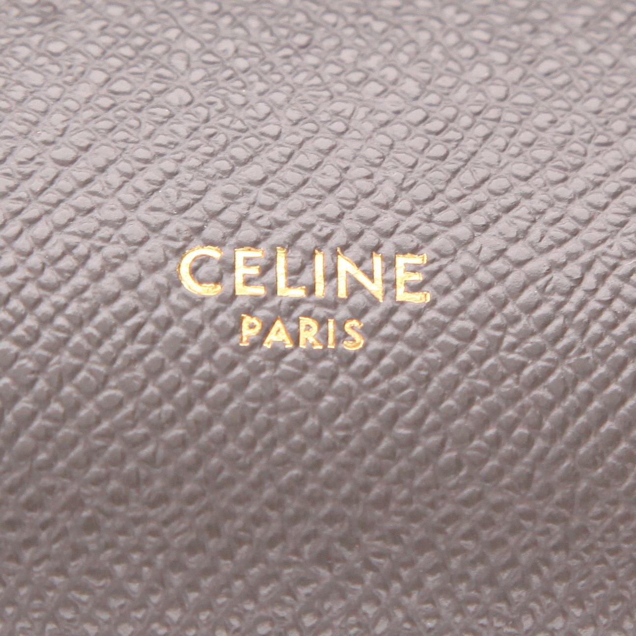 Borsa a tracolla Celine  Belt Micro in pelle martellata grigia - Detail D2