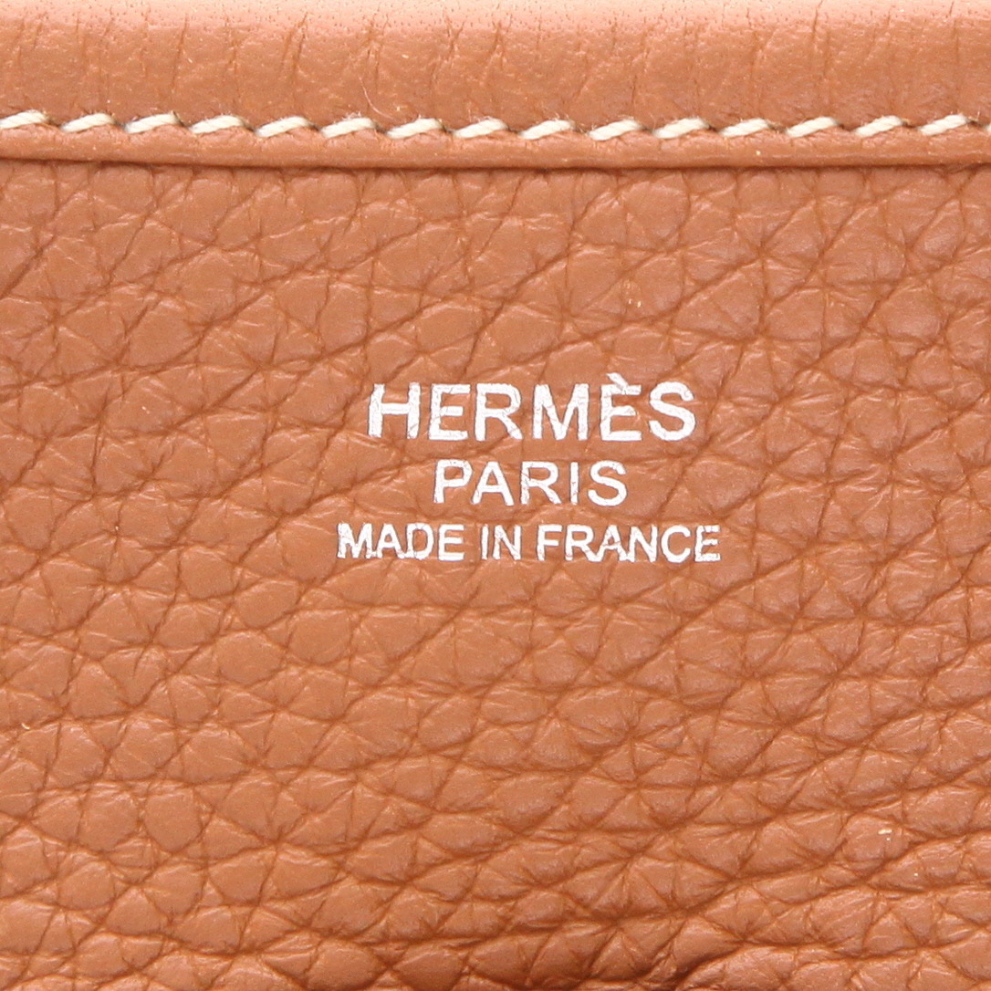 Bolso bandolera Hermès  Evelyne III en cuero taurillon clémence color oro - Detail D2