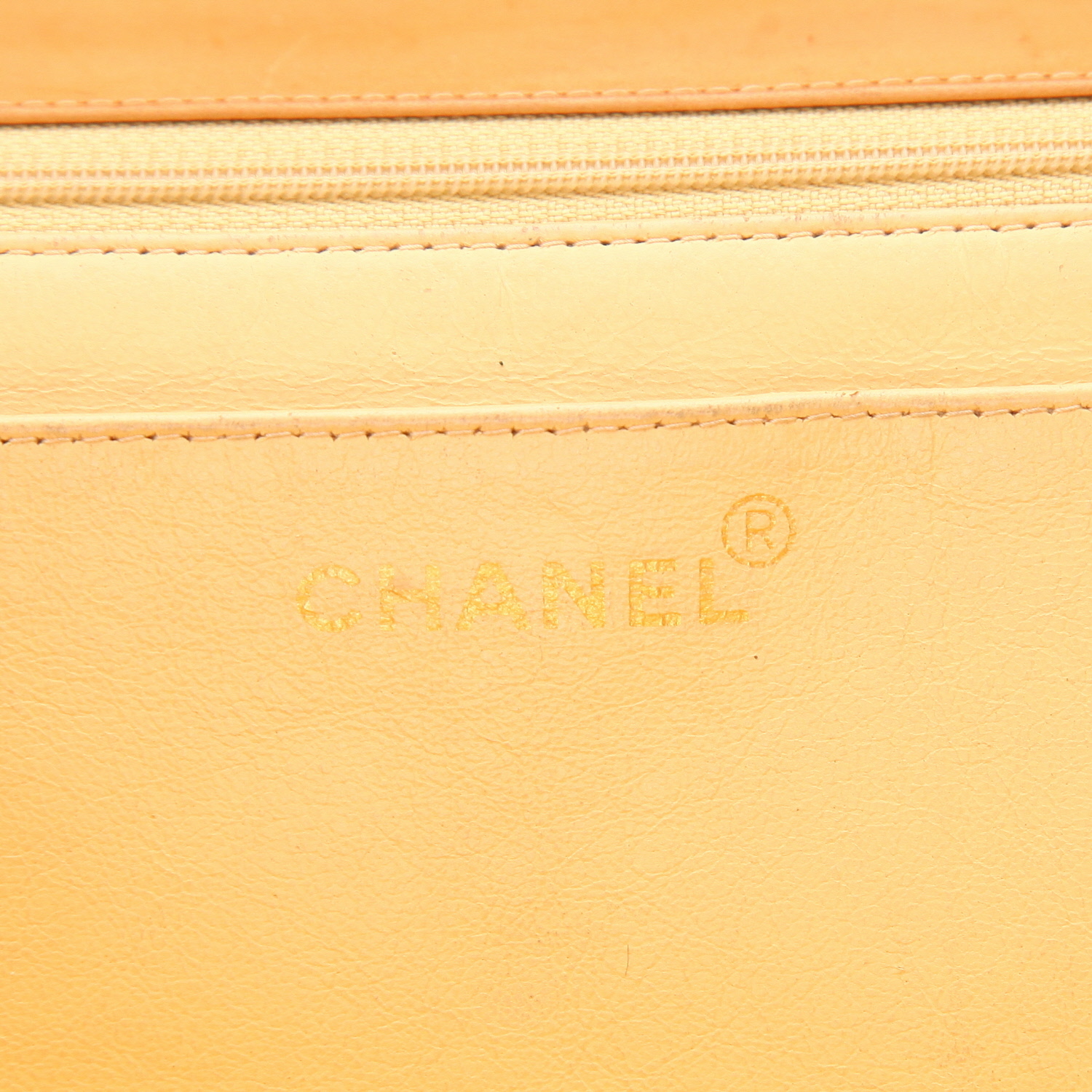 Chanel Timeless Maxi Jumbo shoulder bag in natural leather - Detail D2