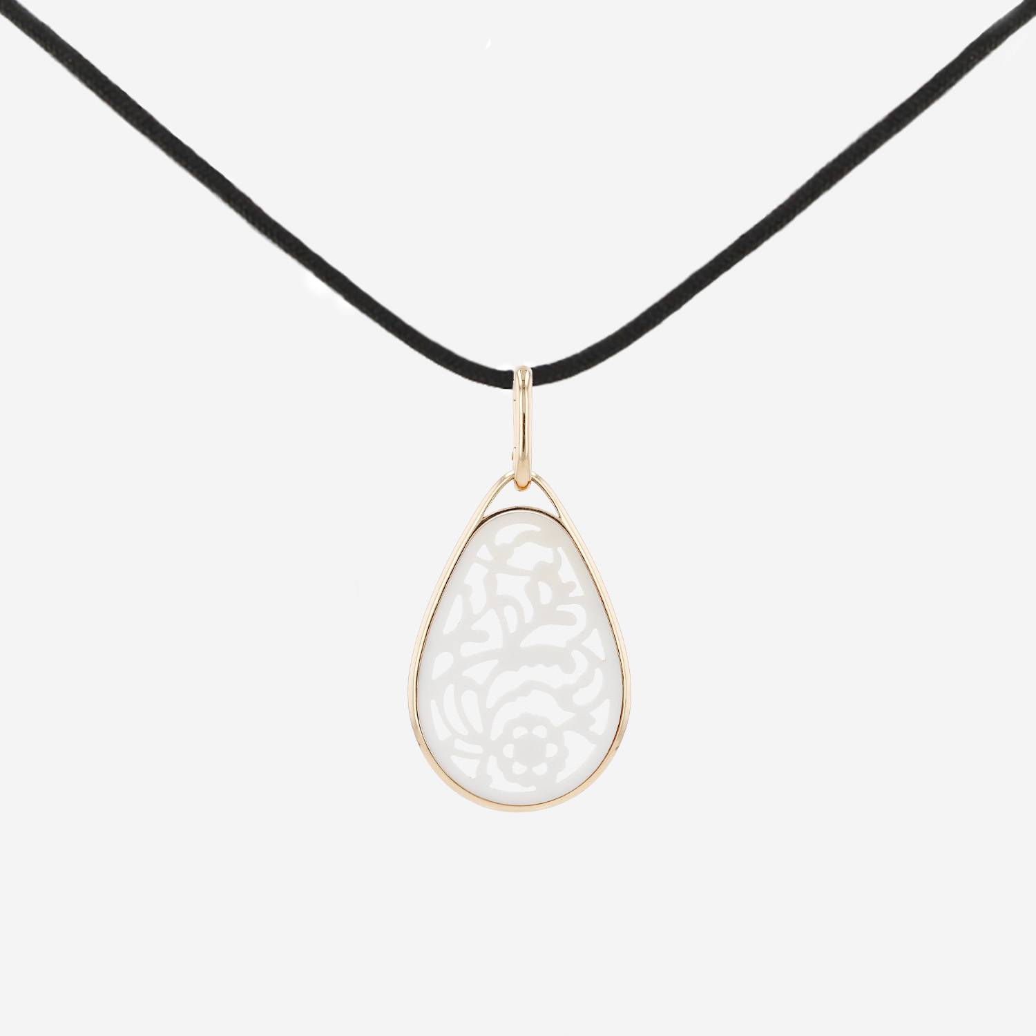 Pomellato Victoria pendant in yellow gold and resin