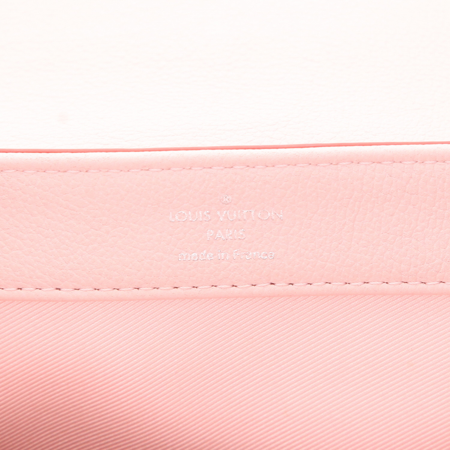 Bolso bandolera Louis Vuitton  Lockme II en cuero granulado rosa - Detail D2