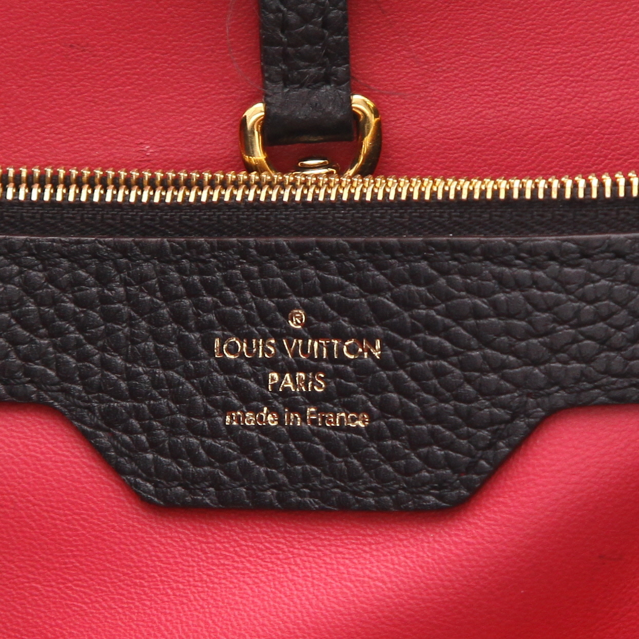 Bolso de mano Louis Vuitton  Capucines modelo grande  en cuero taurillon clémence negro - Detail D2