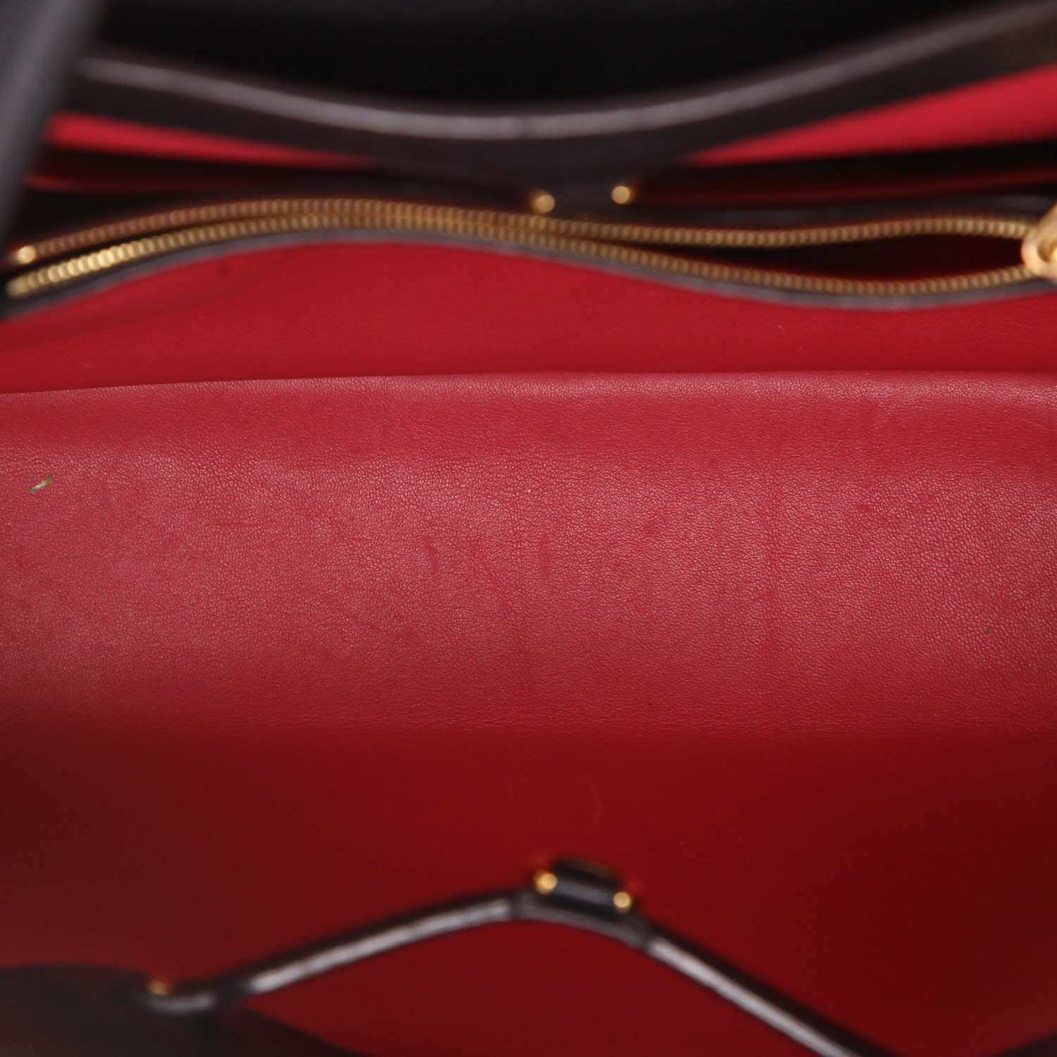 Sac à main Louis Vuitton  Capucines grand modèle  en cuir taurillon clémence noir - Detail D3