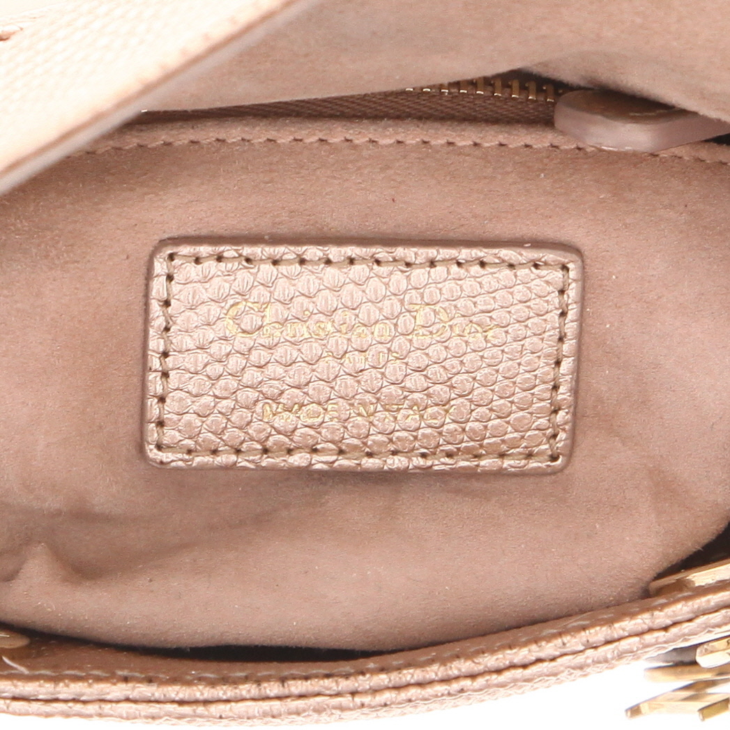 Bolso de mano Dior  Lady Dior en piel de lagarto dorada - Detail D2