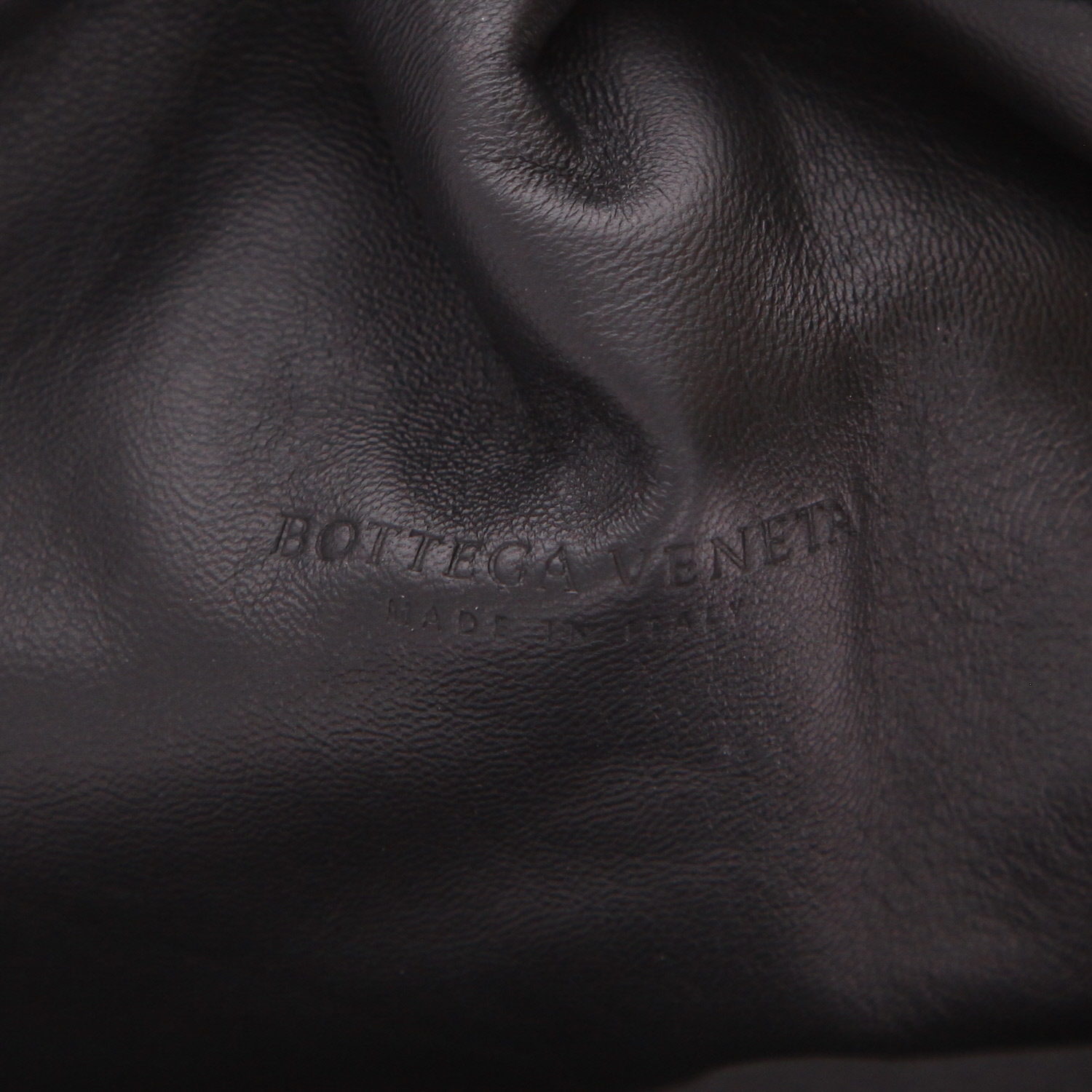 Bolsito de mano Bottega Veneta  Pouch en cuero intrecciato negro - Detail D2