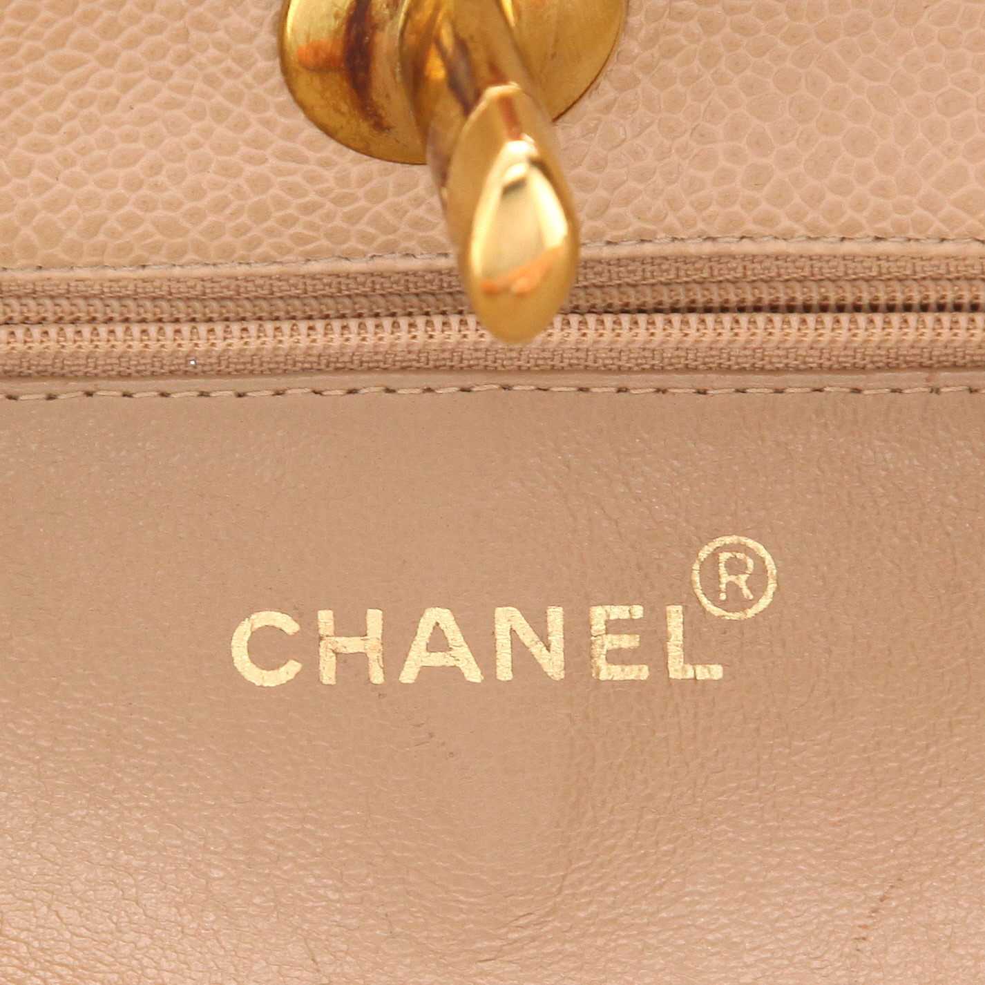 Bolso de mano Chanel  Vintage en cuero granulado acolchado beige - Detail D2