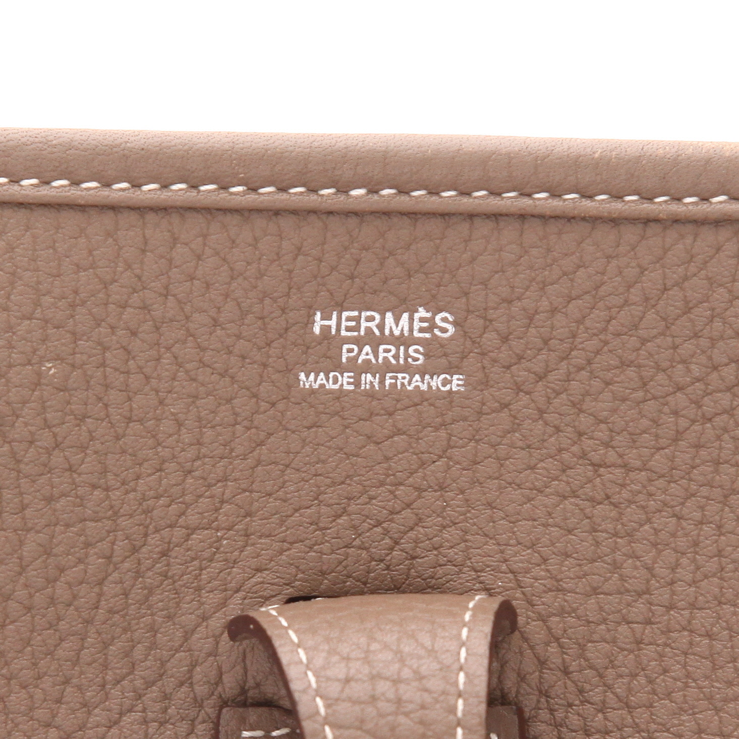 Bolso bandolera Hermès  Evelyne III en cuero togo marrón etoupe - Detail D2