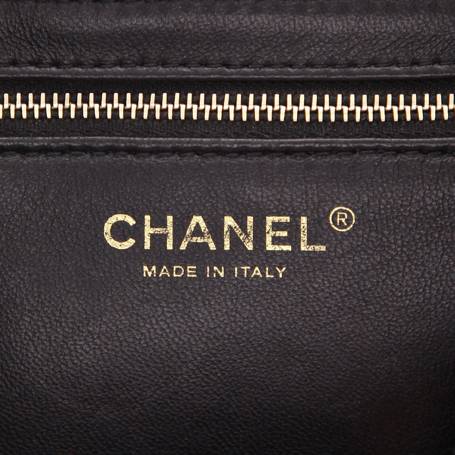 Chanel  Diana shoulder bag  in black smooth leather - Detail D2