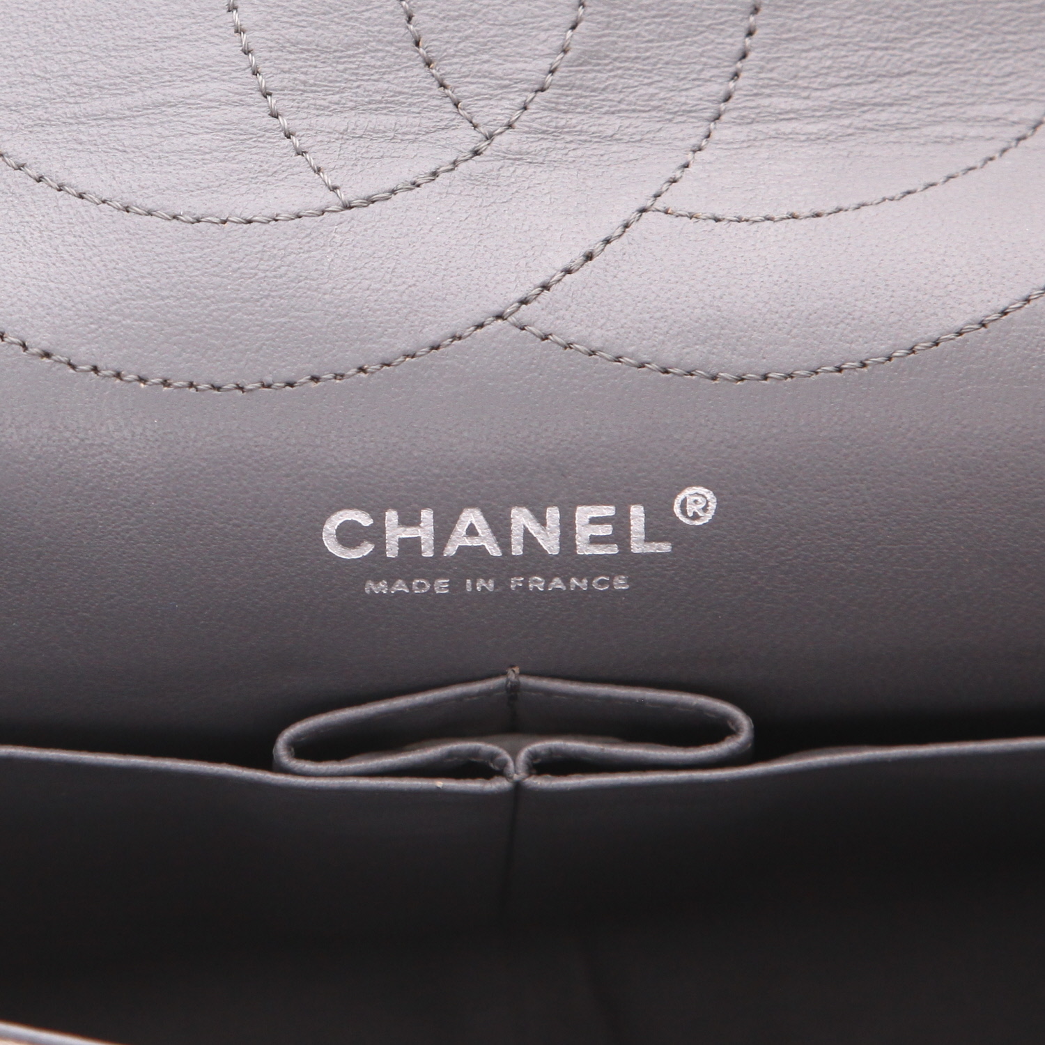 Sac bandoulière Chanel  2.55 en Veau velours gris - Detail D2