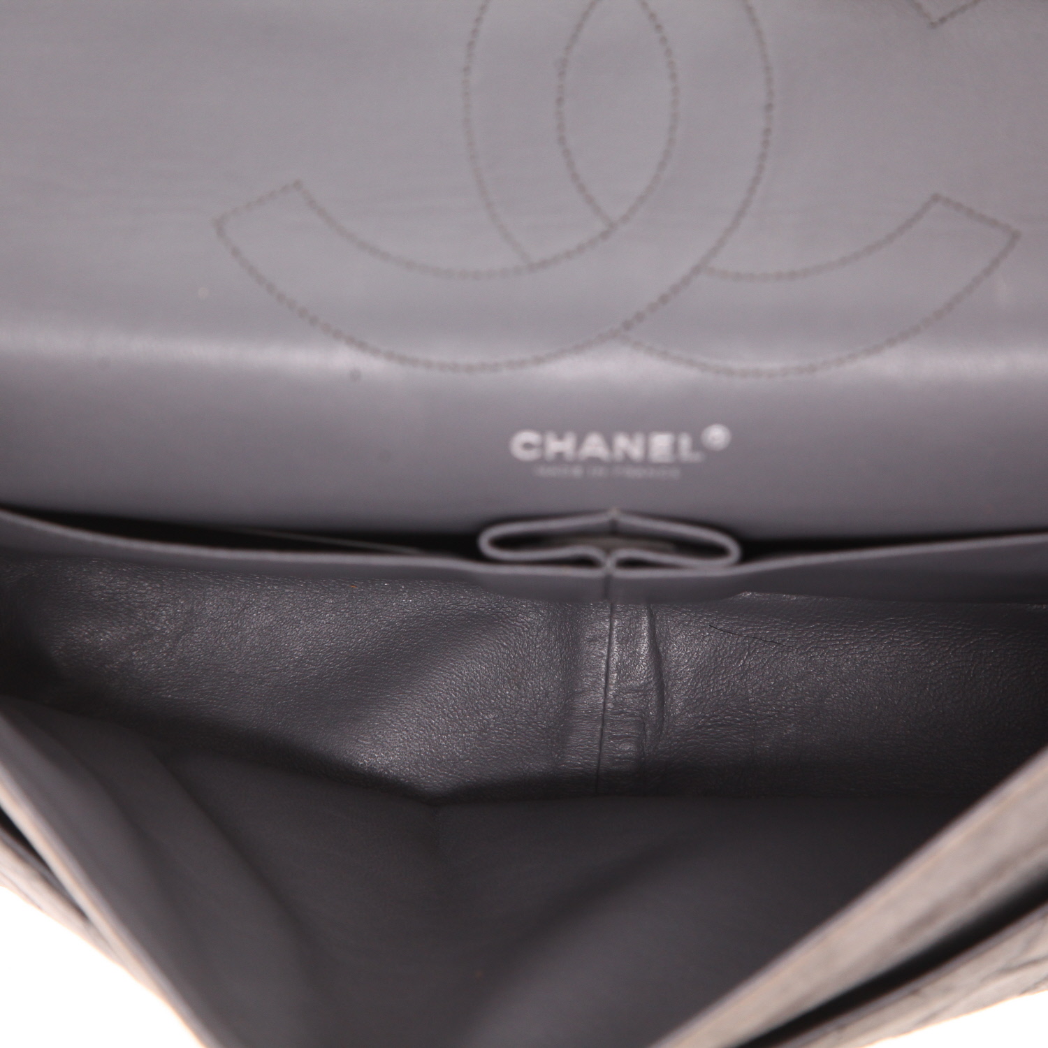 Sac bandoulière Chanel  2.55 en Veau velours gris - Detail D3
